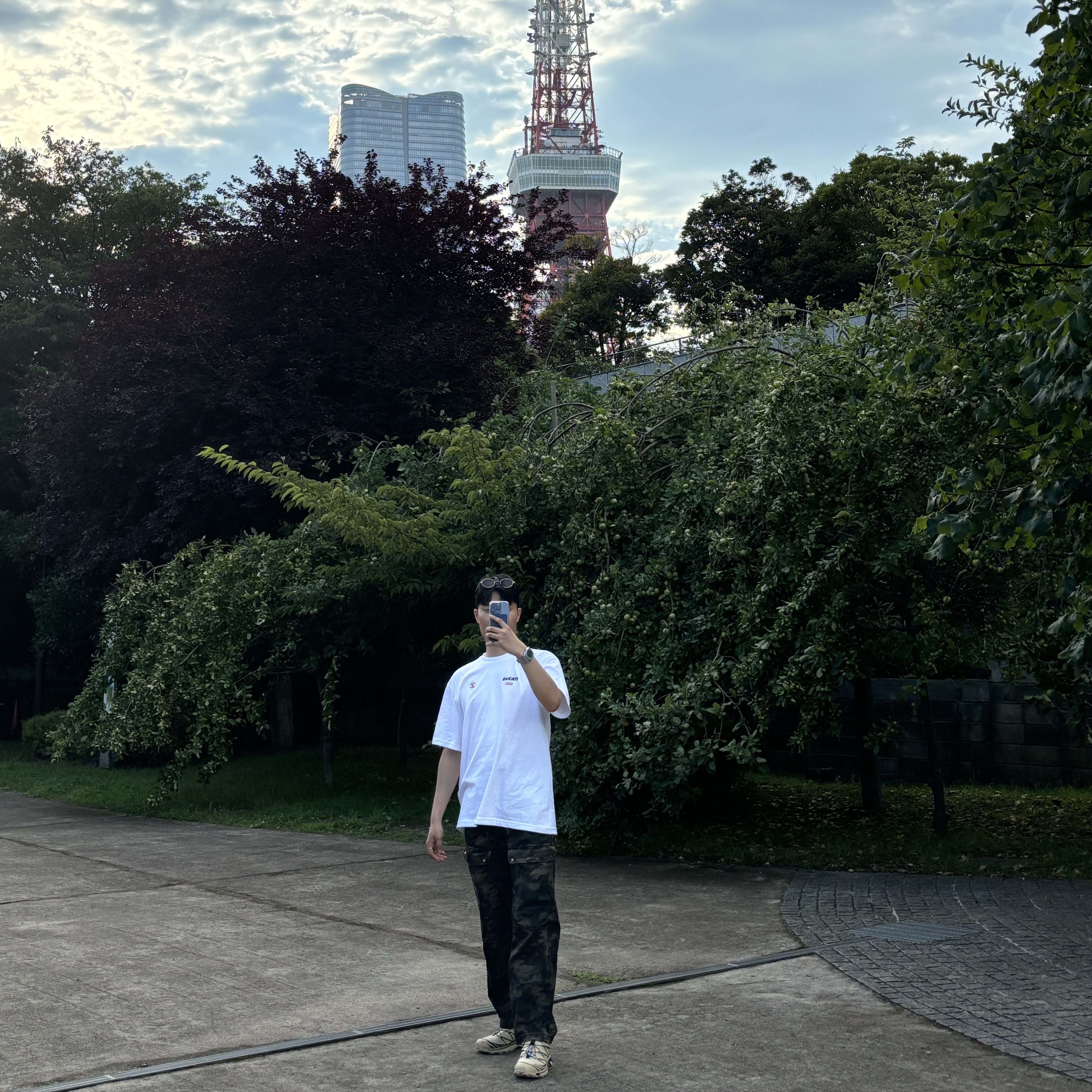 Supreme x Ducati Logos T-Shirt White - 24SS, Salomon XT-6 GTX Safari Black 착용 스타일
