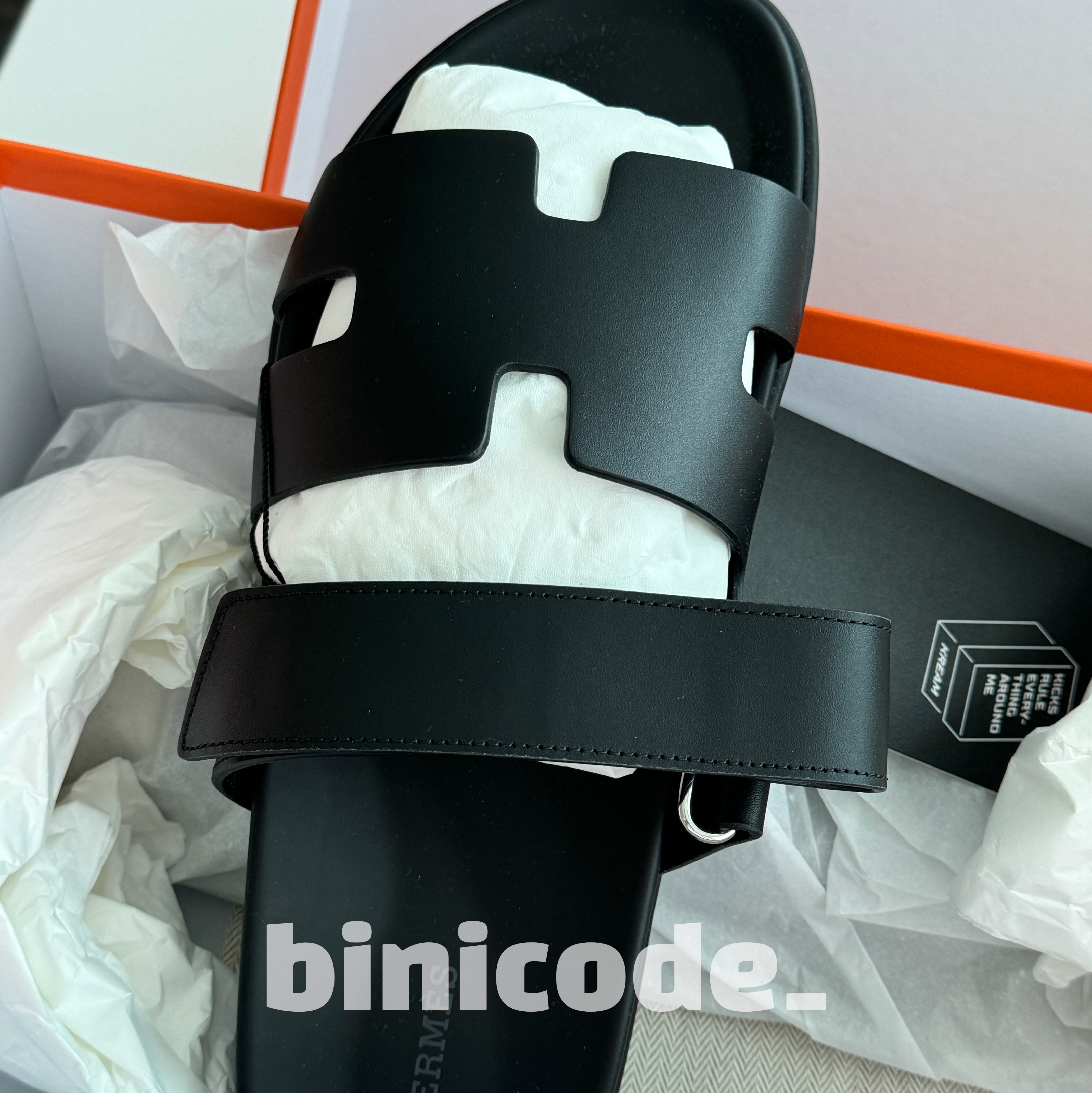 Hermes Chypre Sandal Calfskin & Noir 착용 스타일