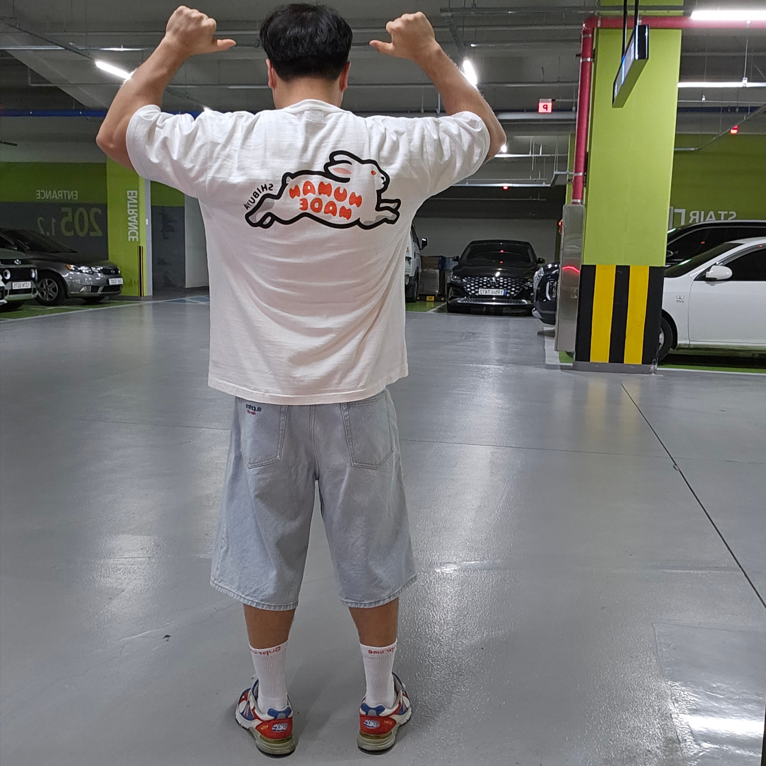 Human Made Pocket T-Shirt White - Shibuya Parco Store Exclusive, Supreme Baggy Denim Short Washed Indigo - 24SS 착용 스타일 - 1
