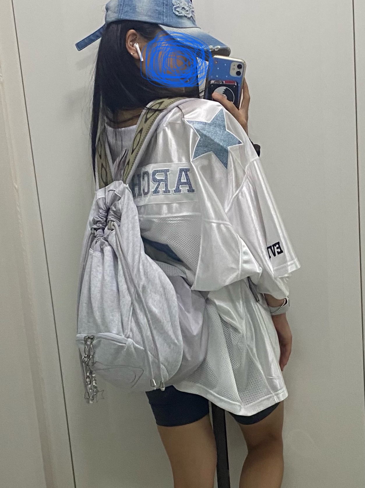 Mischief Drawstring Duffle Bag Light Melange Grey 착용 스타일