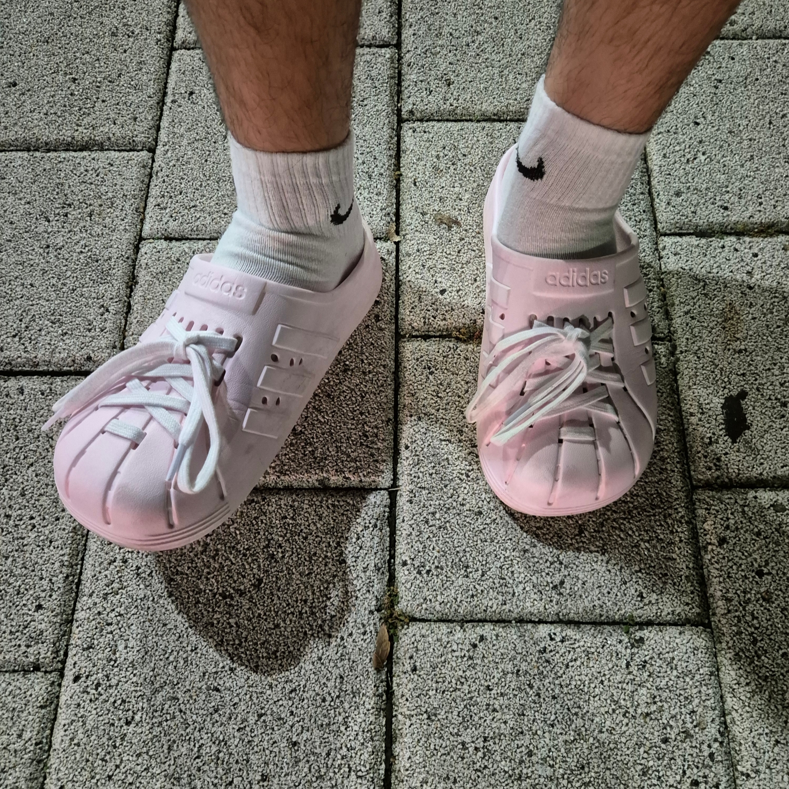 Adidas Adilette Clogs Almost Pink 착용 스타일