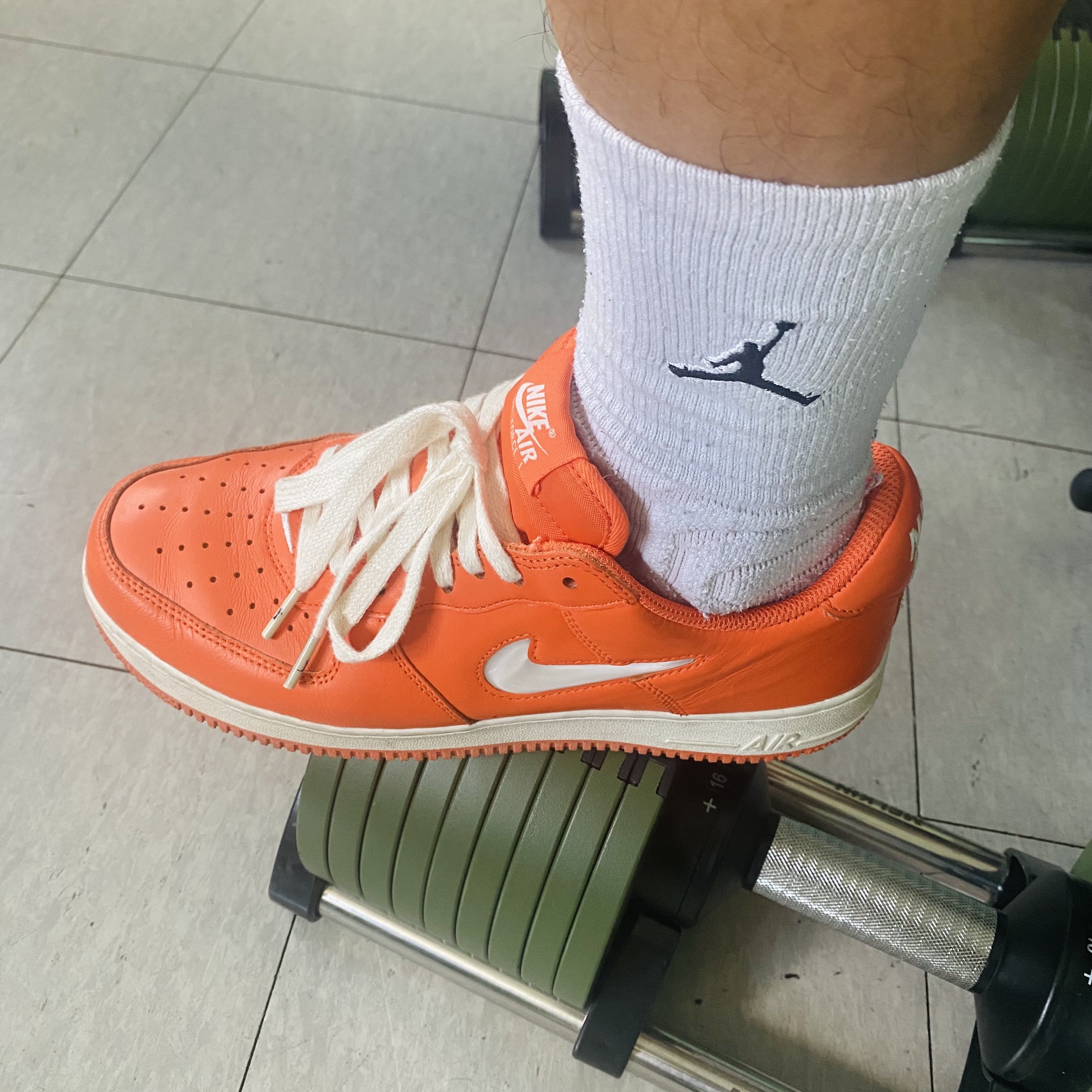 Nike Air Force 1 Low Retro Color of The Month Safety Orange 착용 스타일