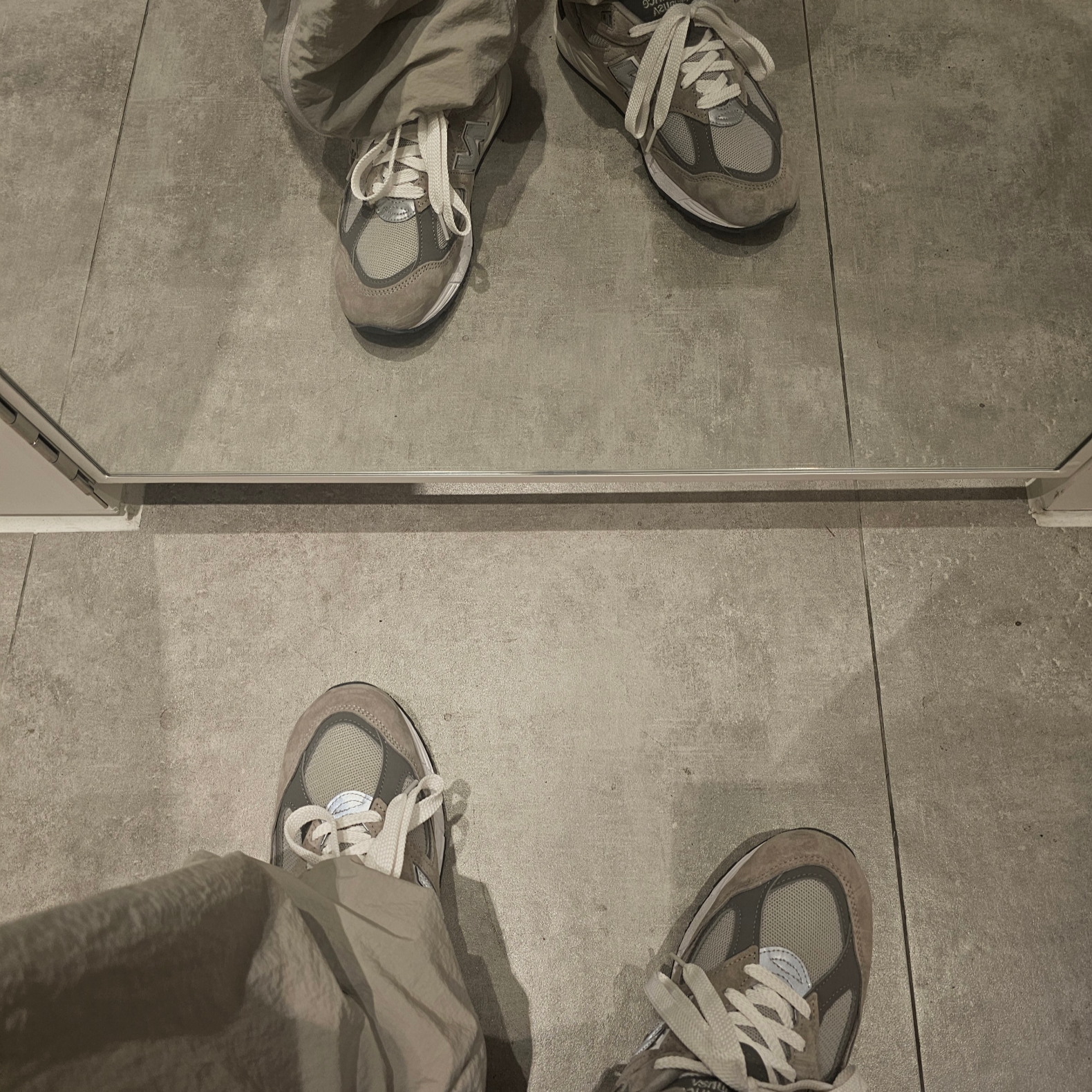 New Balance 990v2 Made in USA Grey 착용 스타일 - 1
