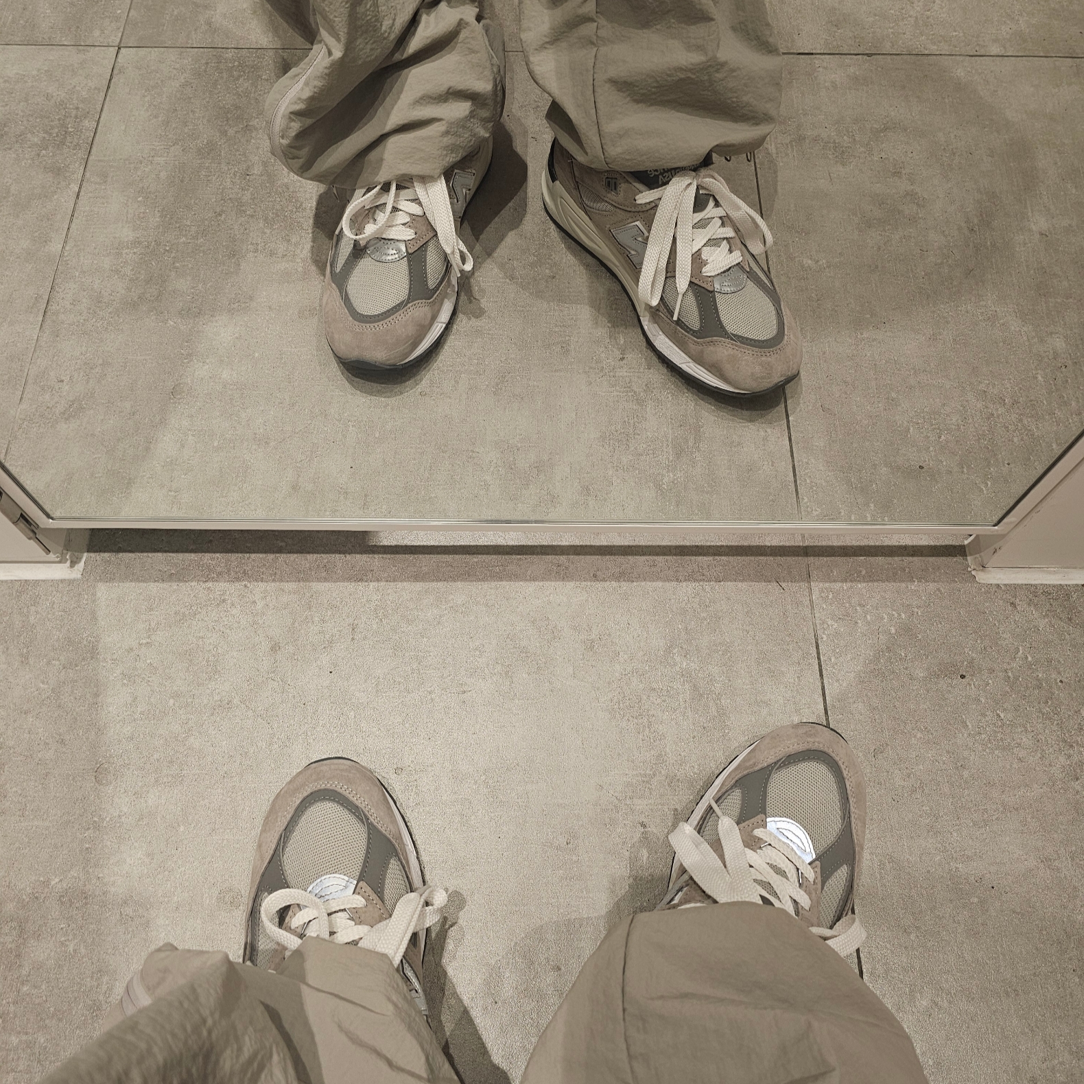 New Balance 990v2 Made in USA Grey 착용 스타일 - 2