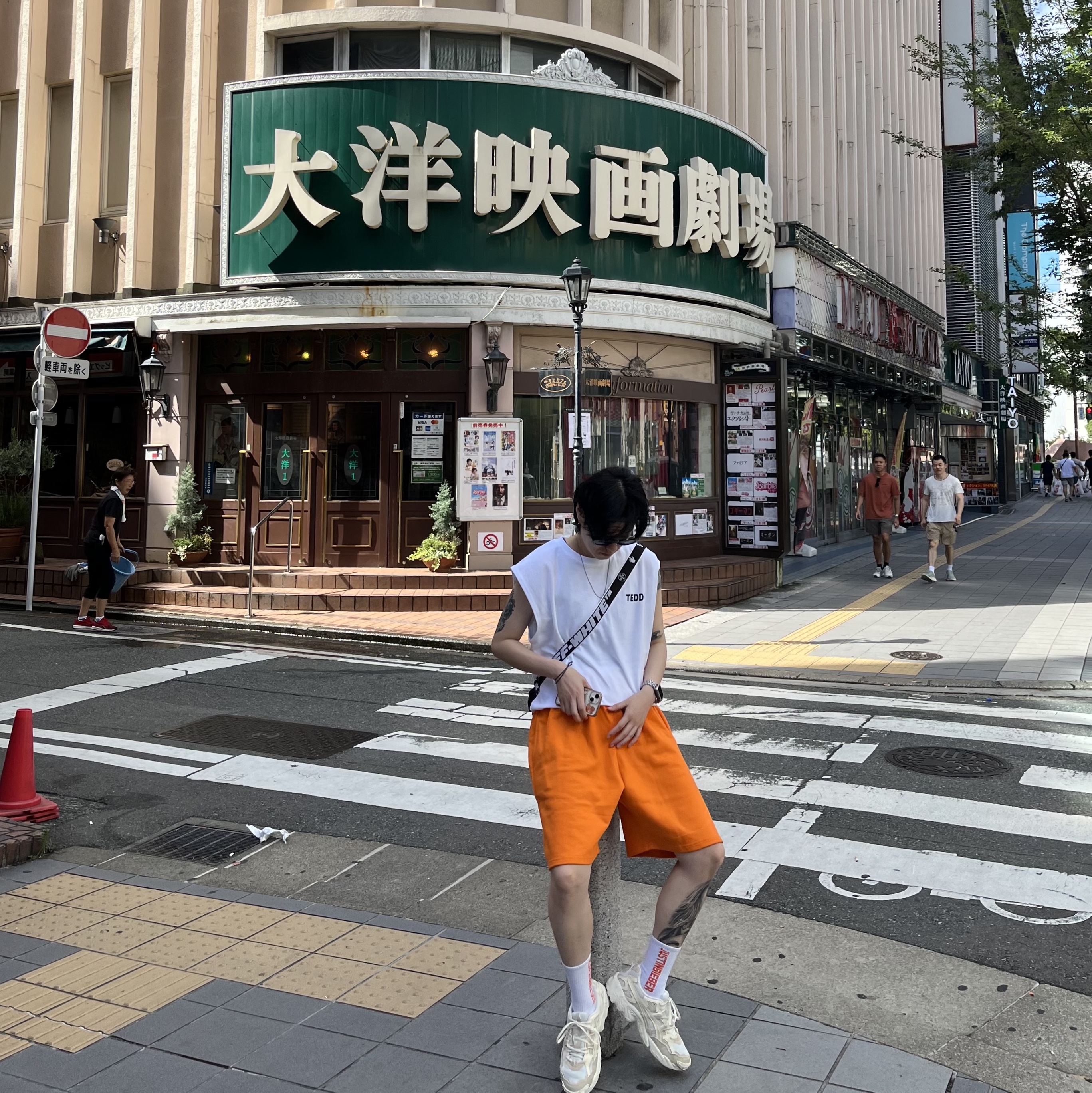 Asics Gel-Nandi LT Cream, Bottega Veneta Grained Leather Mini Cassette Belt Bag Black Parakeet 착용 스타일 - 2