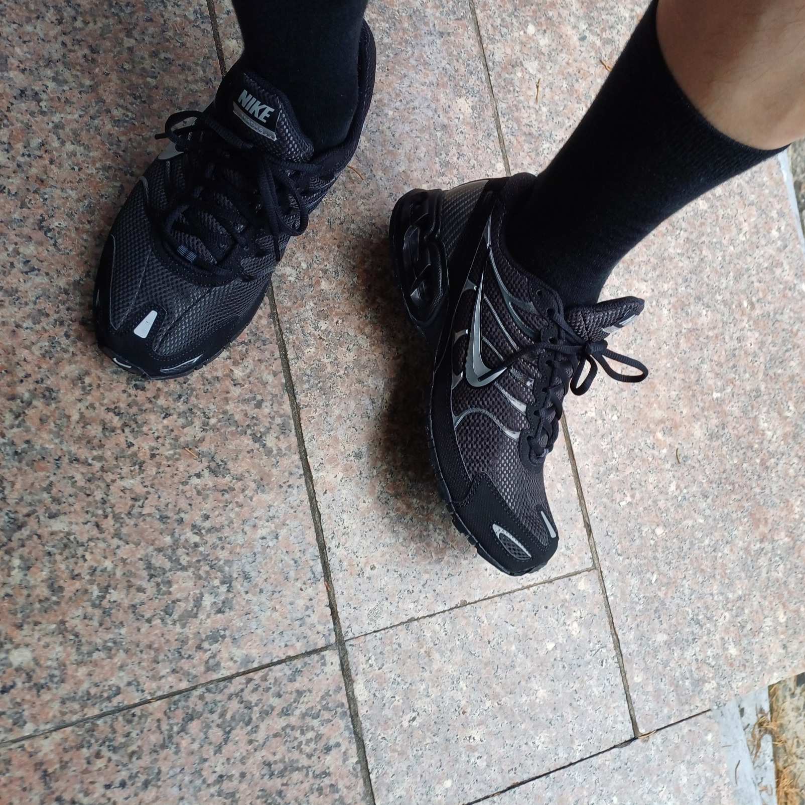 Nike Air Max Torch 4 Anthracite Metallic Silver 착용 스타일 - 4