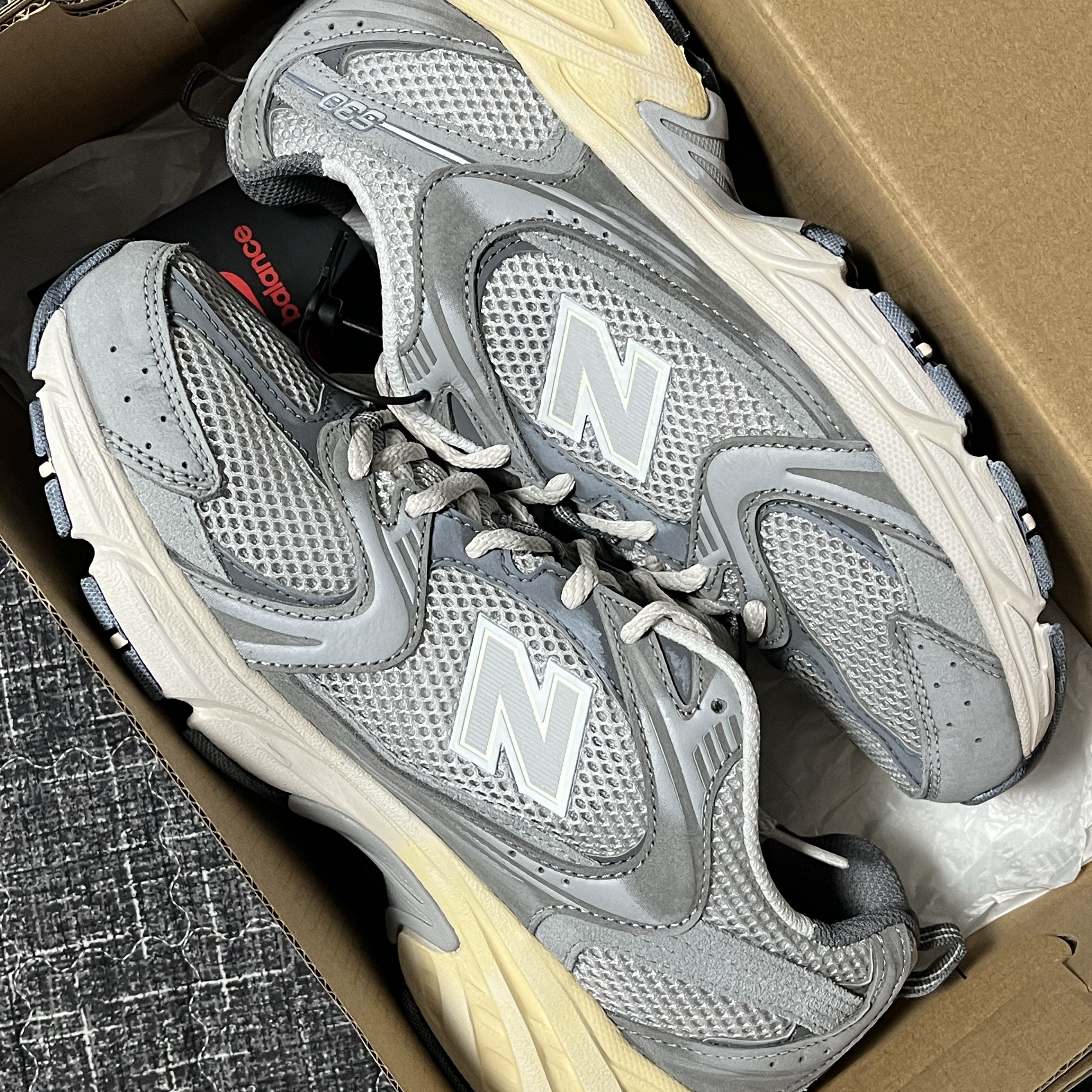 New Balance 530 Premium Vintage Grey Matter 착용 스타일