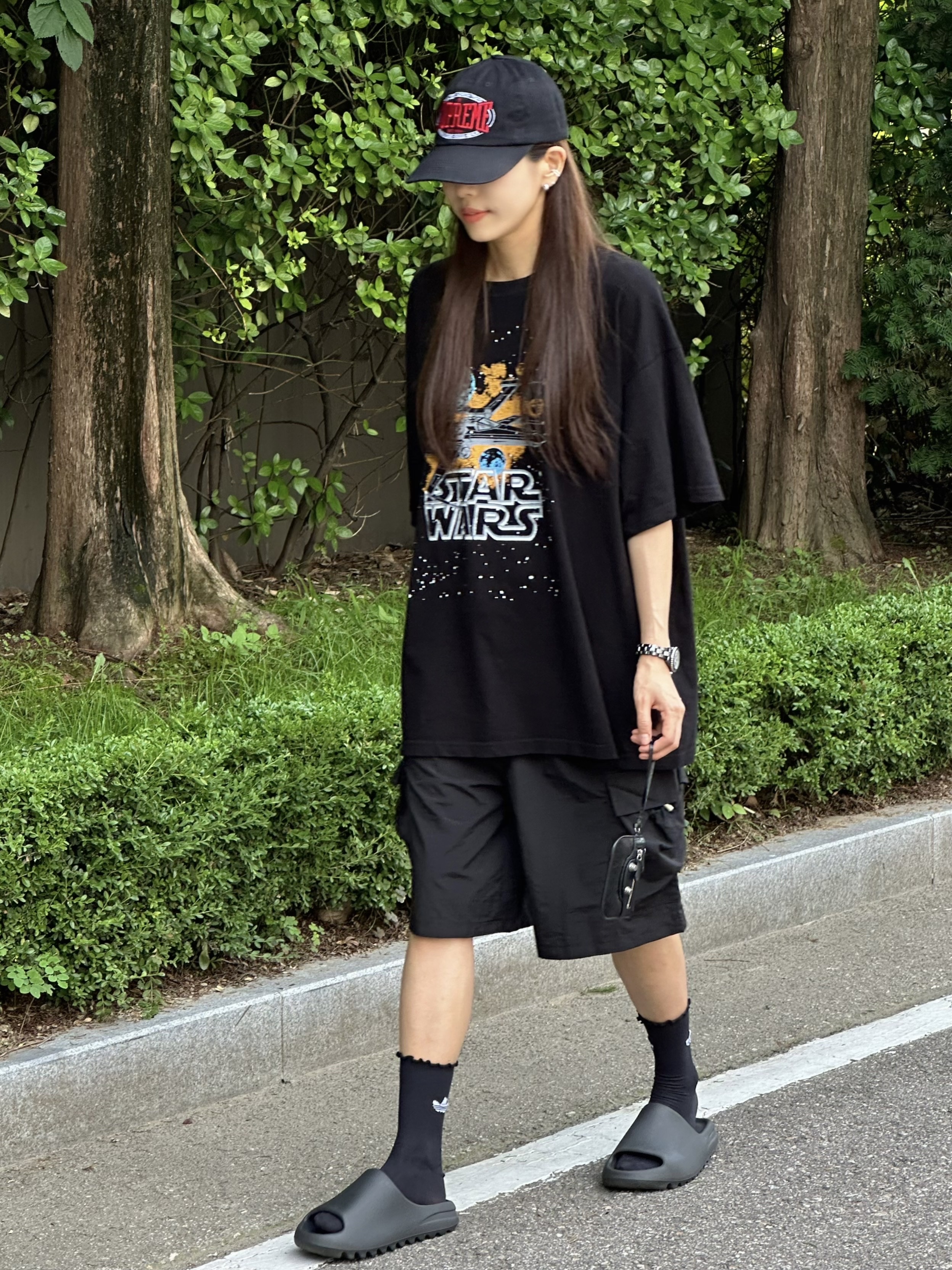 Supreme Warm Up 6-Panel Black - 23FW, Adidas Yeezy Slide Onyx 착용 스타일 - 2