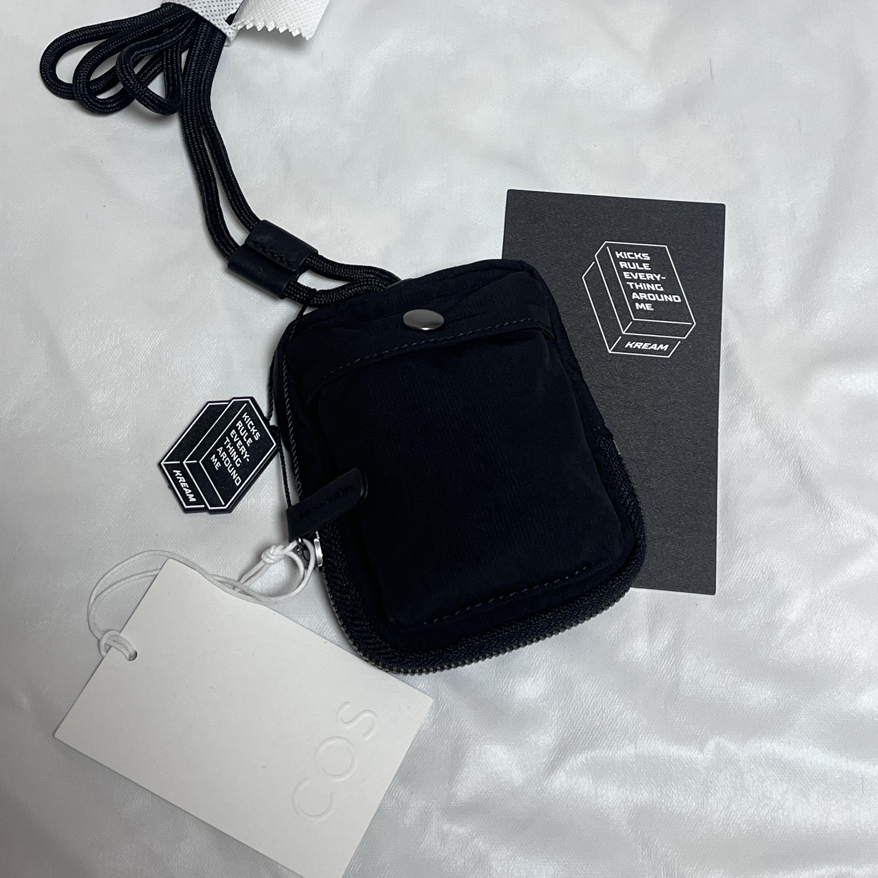 COS Mini Crossbody Pouch Nylon Black 착용 스타일 - 2