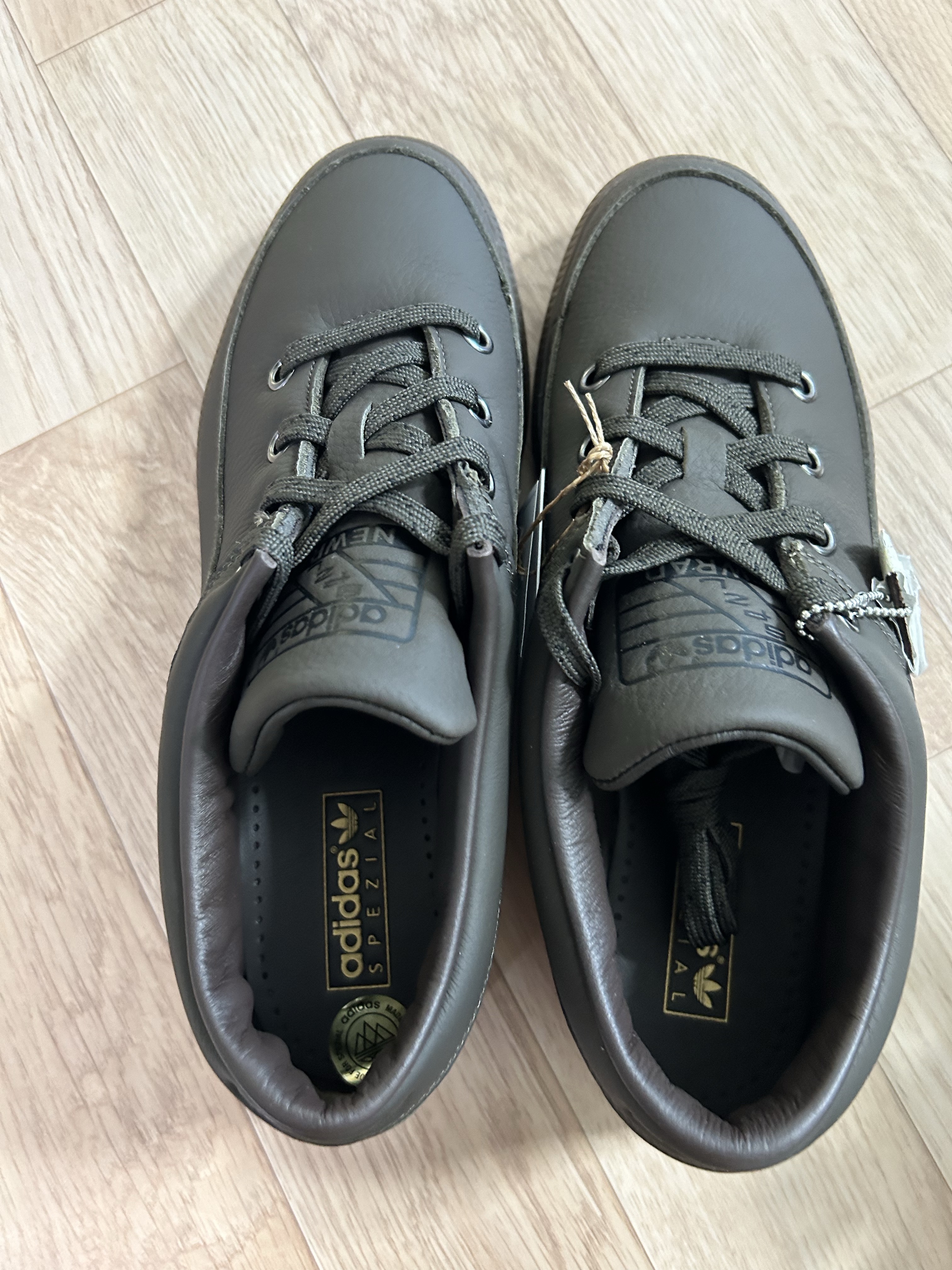 Adidas Newrad Spezial Dark Brown 착용 스타일