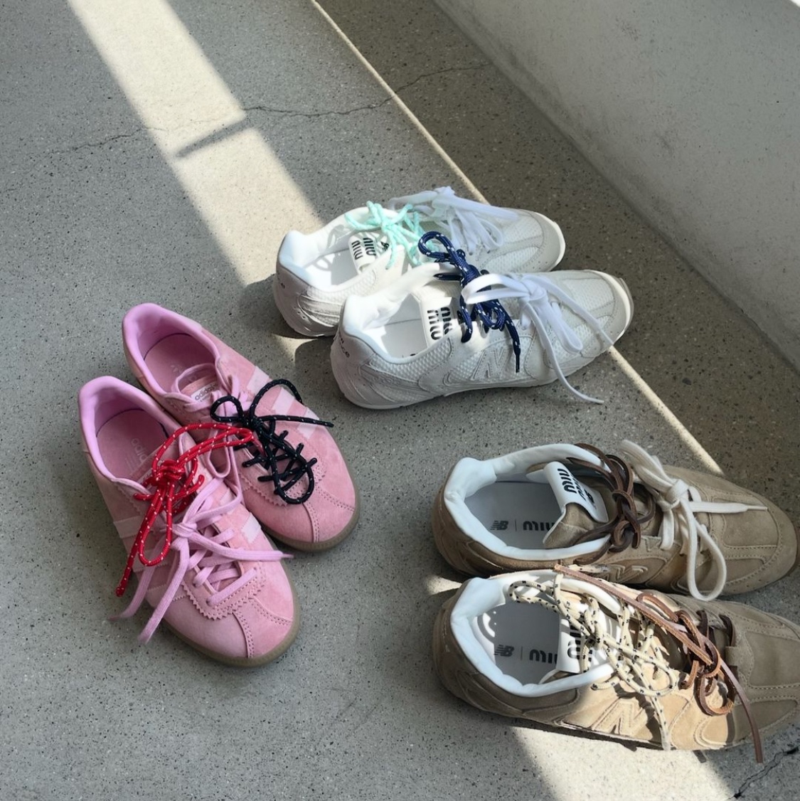 Adidas Bermuda Glow Pink, (W) New Balance x Miu Miu 530 Suede Mesh Sneakers Ecru 착용 스타일 - 1