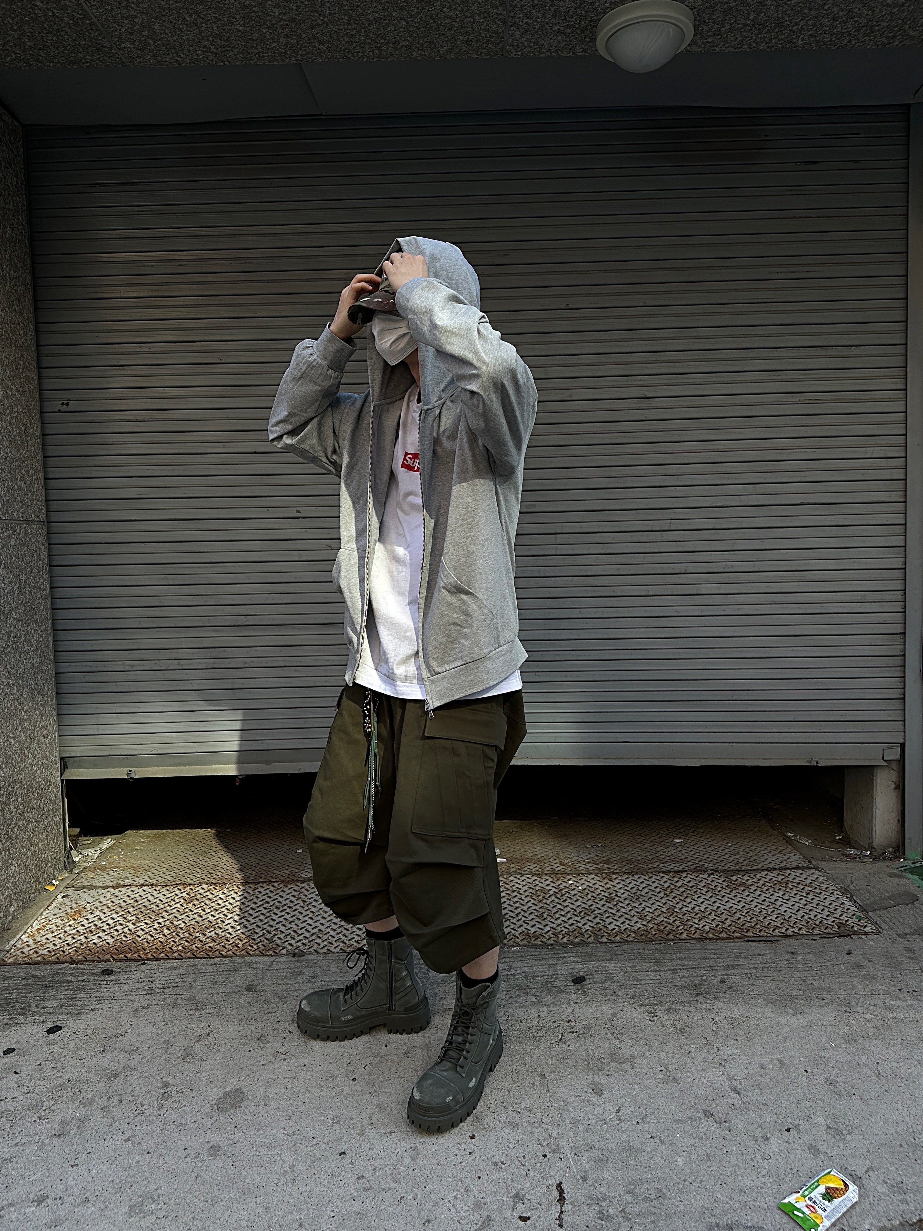 Nonnod Side Cargo Shorts Khaki, Supreme x MM6 Maison Margiela Box Logo T-Shirt White - 24SS 착용 스타일 - 3