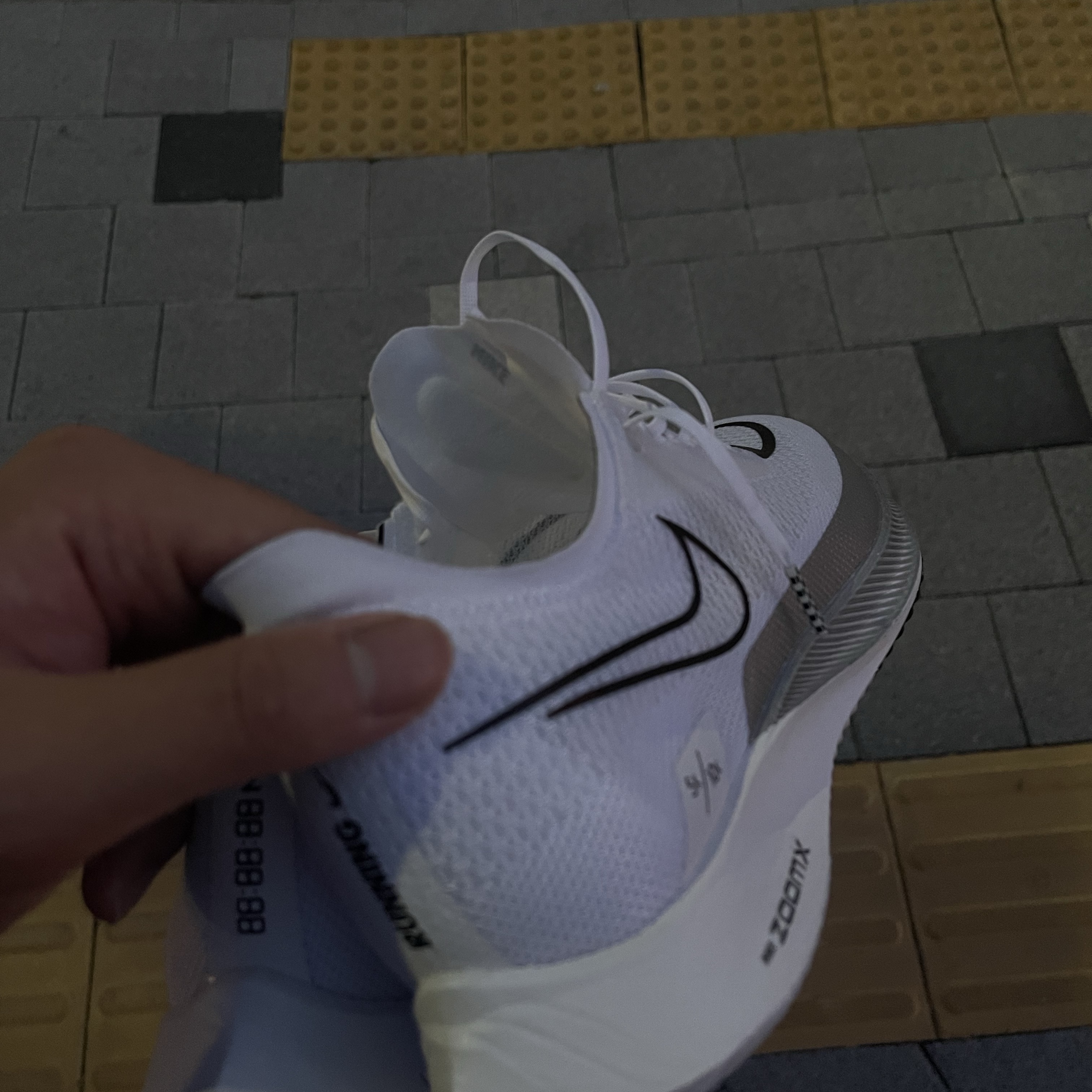 Nike ZoomX Streakfly White Metallic Silver 착용 스타일 - 3