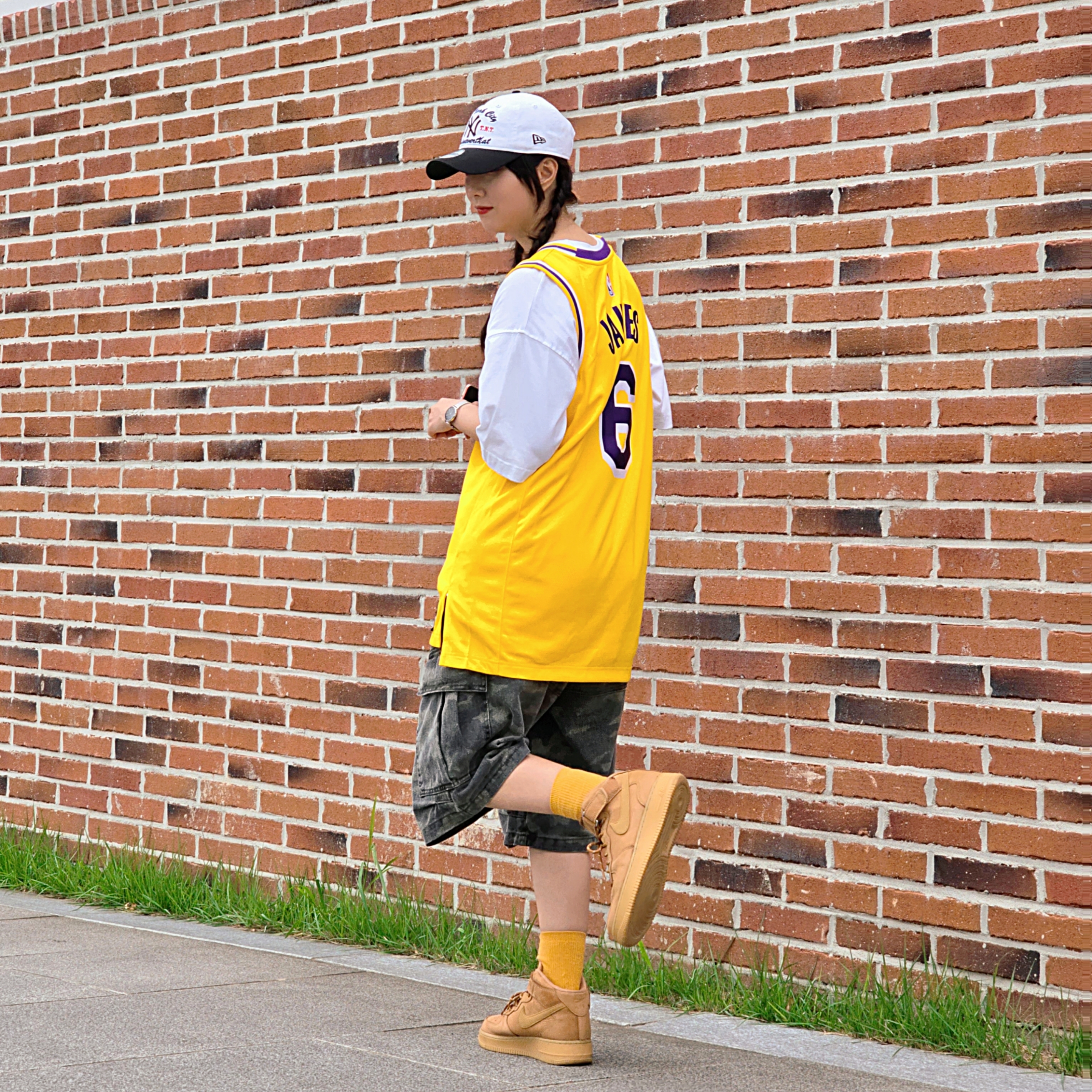 Thisisneverthat x New Era x MLB New York Yankees Unstructured Ball Cap White Black, Nike LeBron James LA Lakers Icon Edition Jersey Amarillo 착용 스타일 - 2