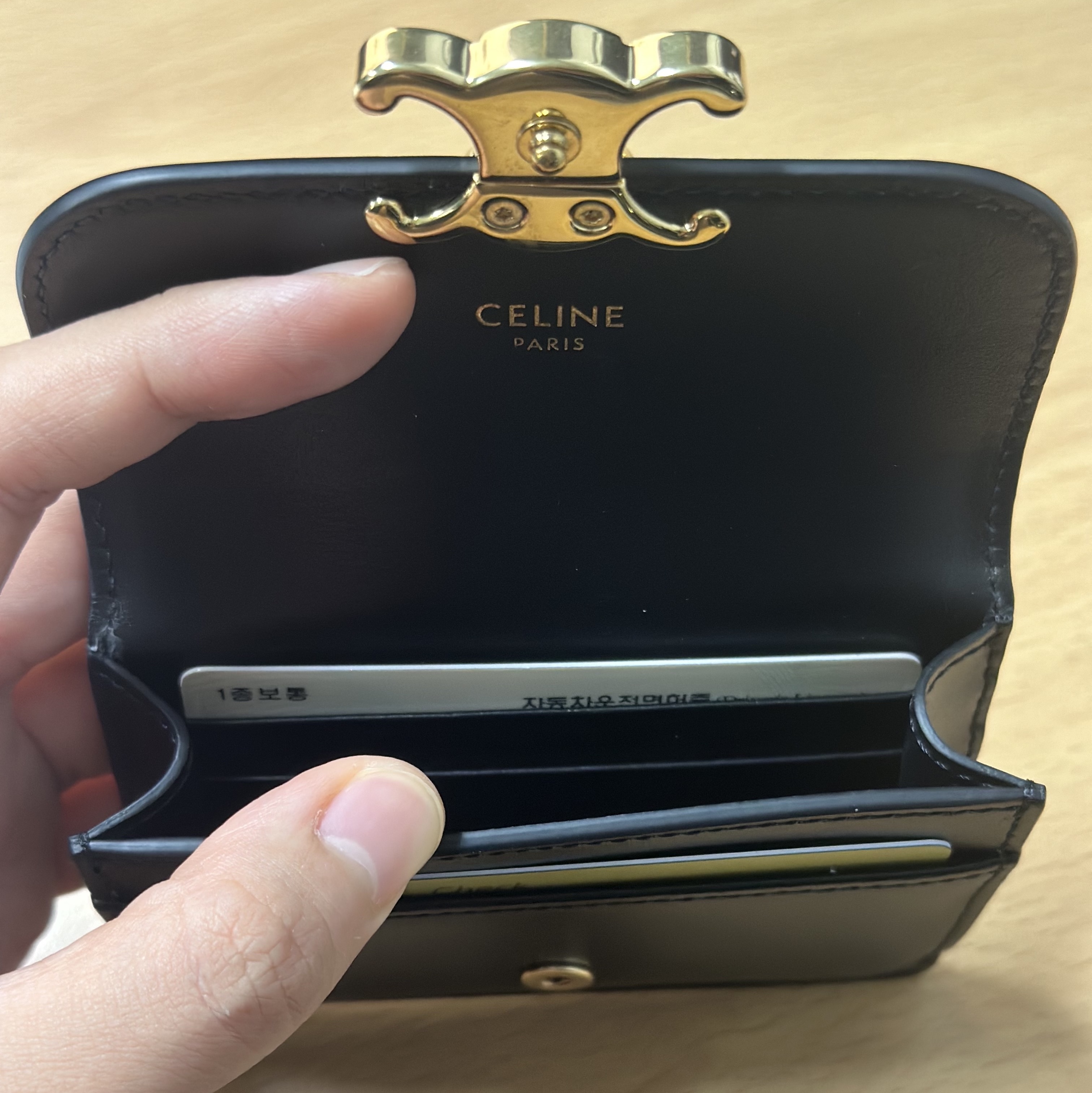 Celine Card Holder with Flap in Shiny Calfskin Black 착용 스타일 - 3