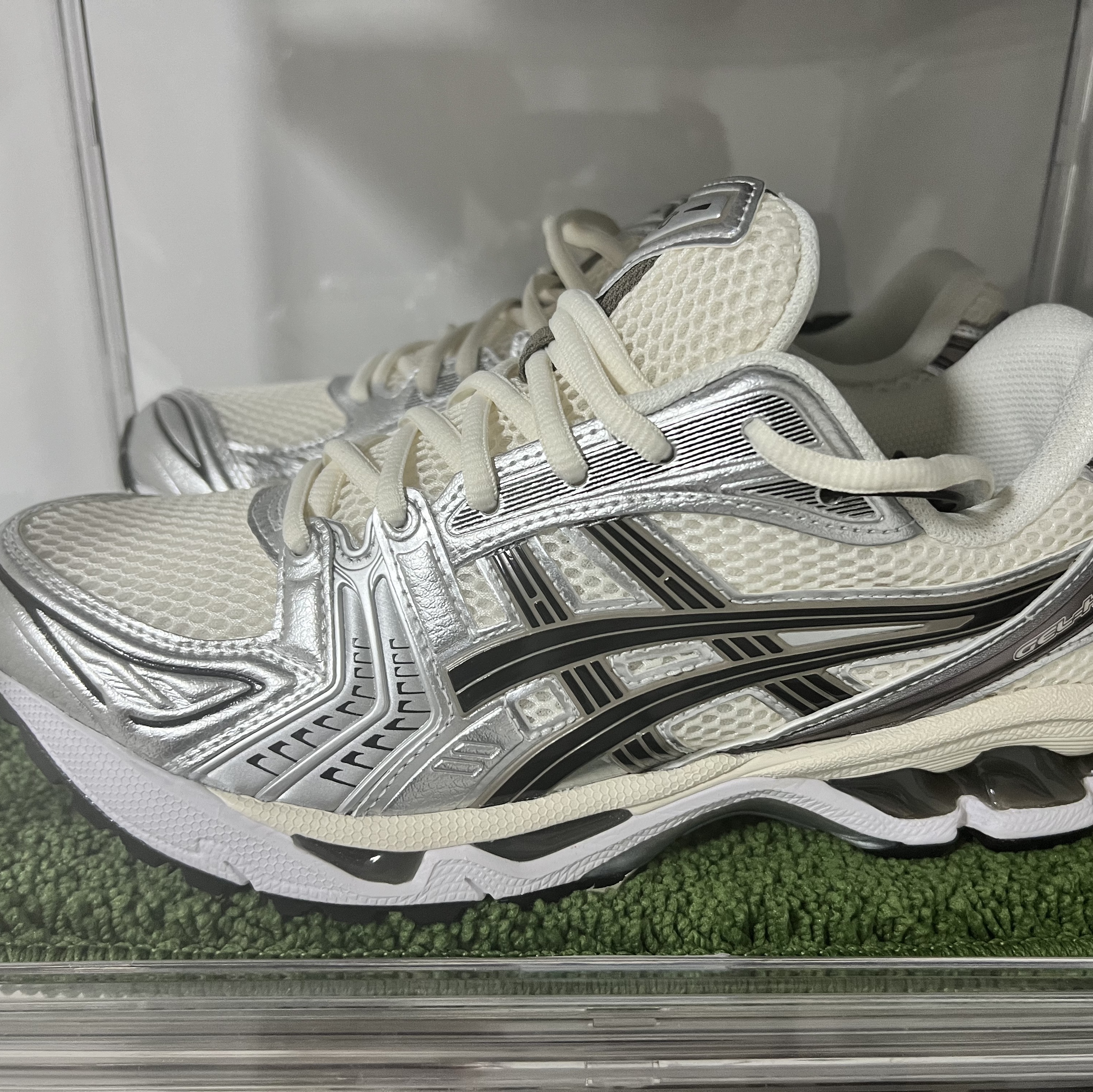 Asics Gel-Kayano 14 Cream Black 착용 스타일