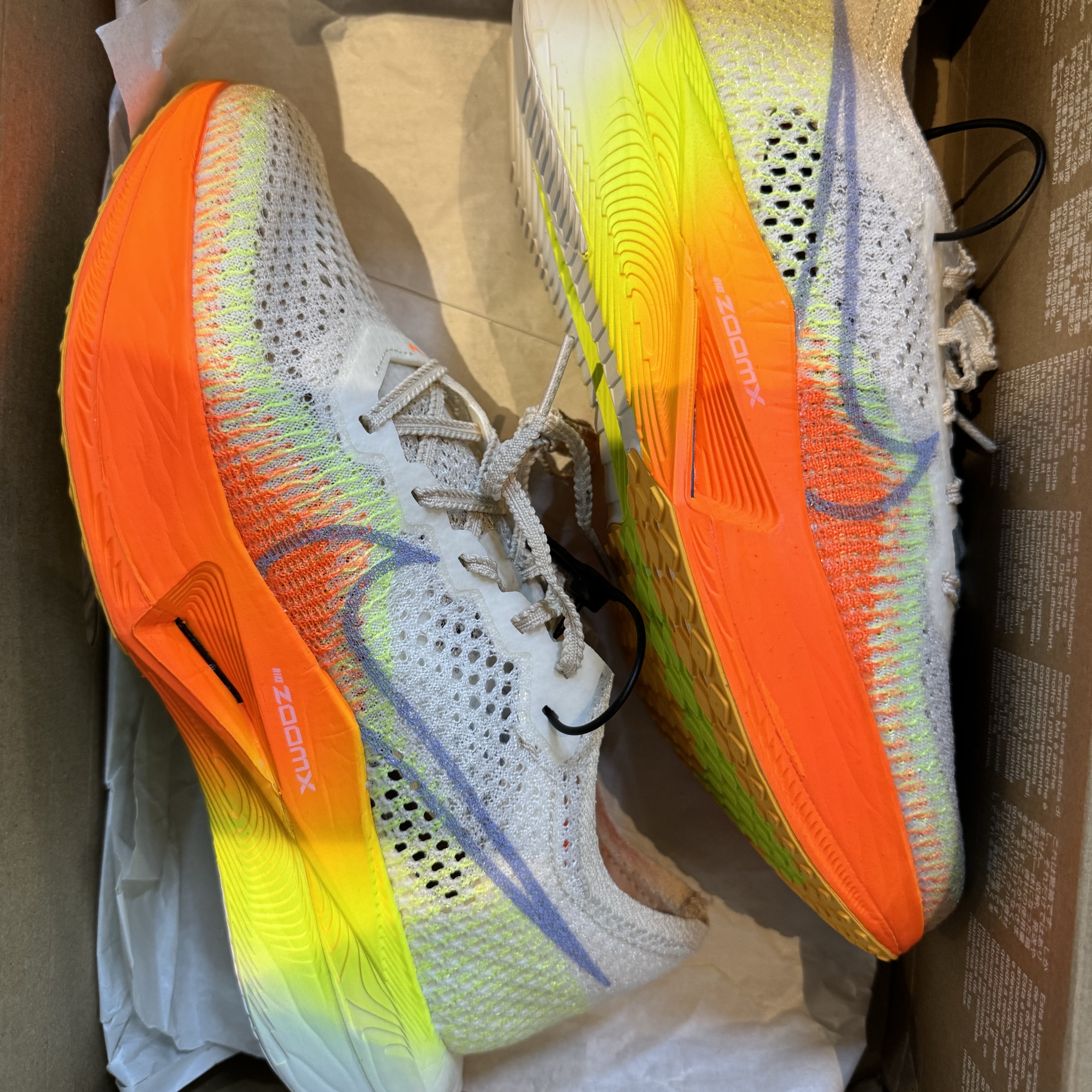 Nike ZoomX Vaporfly Next% 3 Sail Cobalt Bliss Total Orange 착용 스타일 - 2