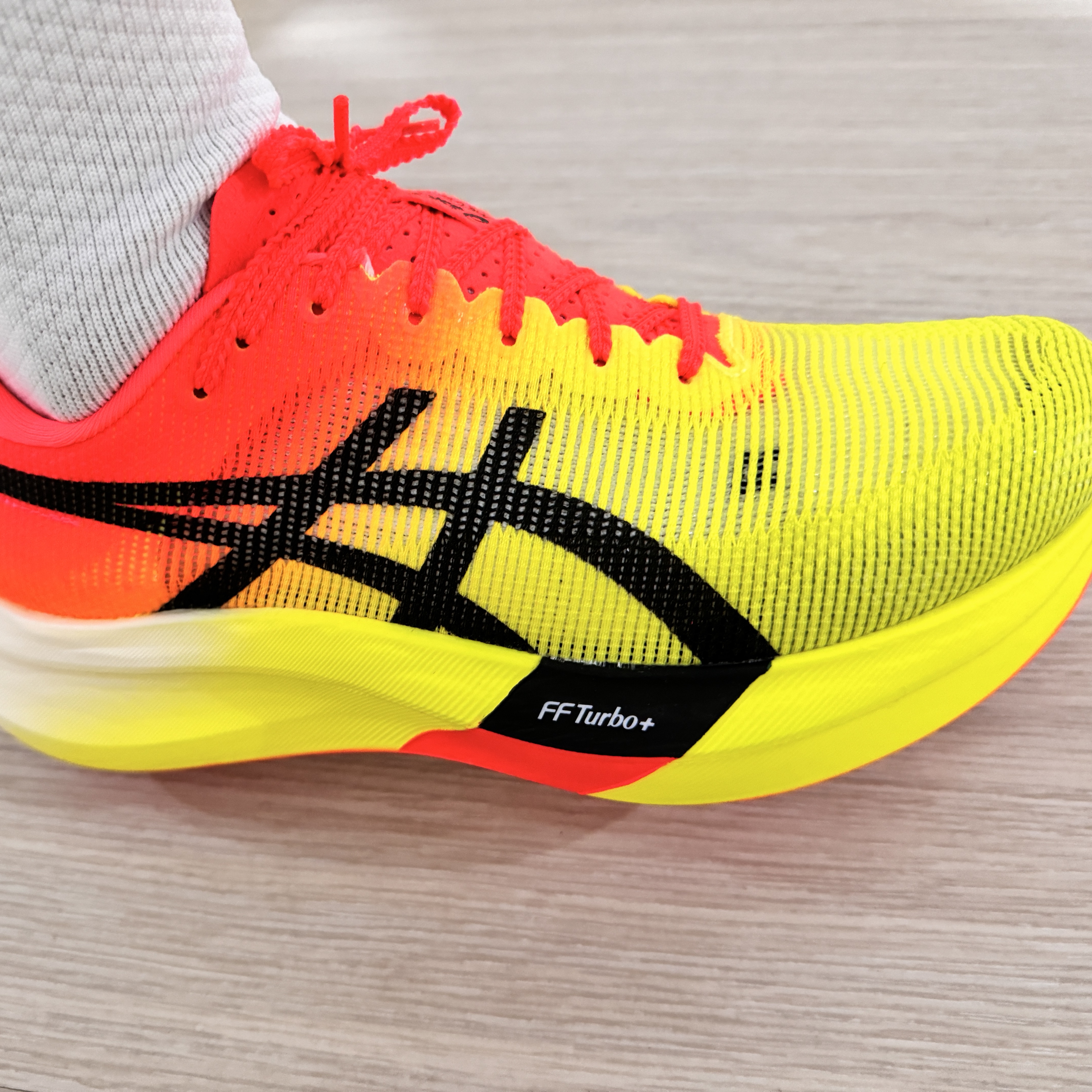 Asics Metaspeed Sky Paris Safety Yellow Black 착용 스타일 - 3