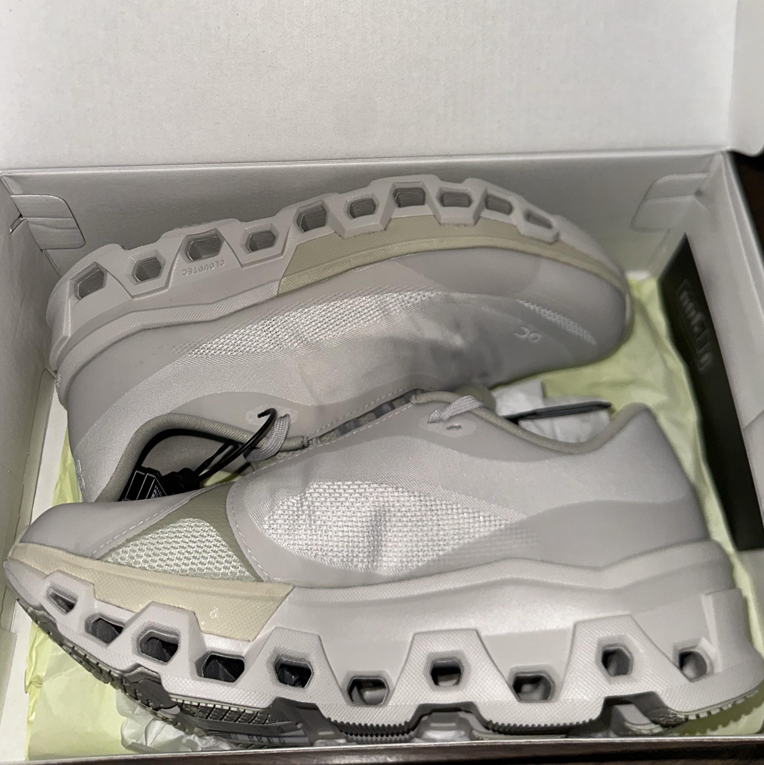 (W) On Running x Post Archive Faction (Paf) Cloudmonster 2 Moondust Chalk 착용 스타일
