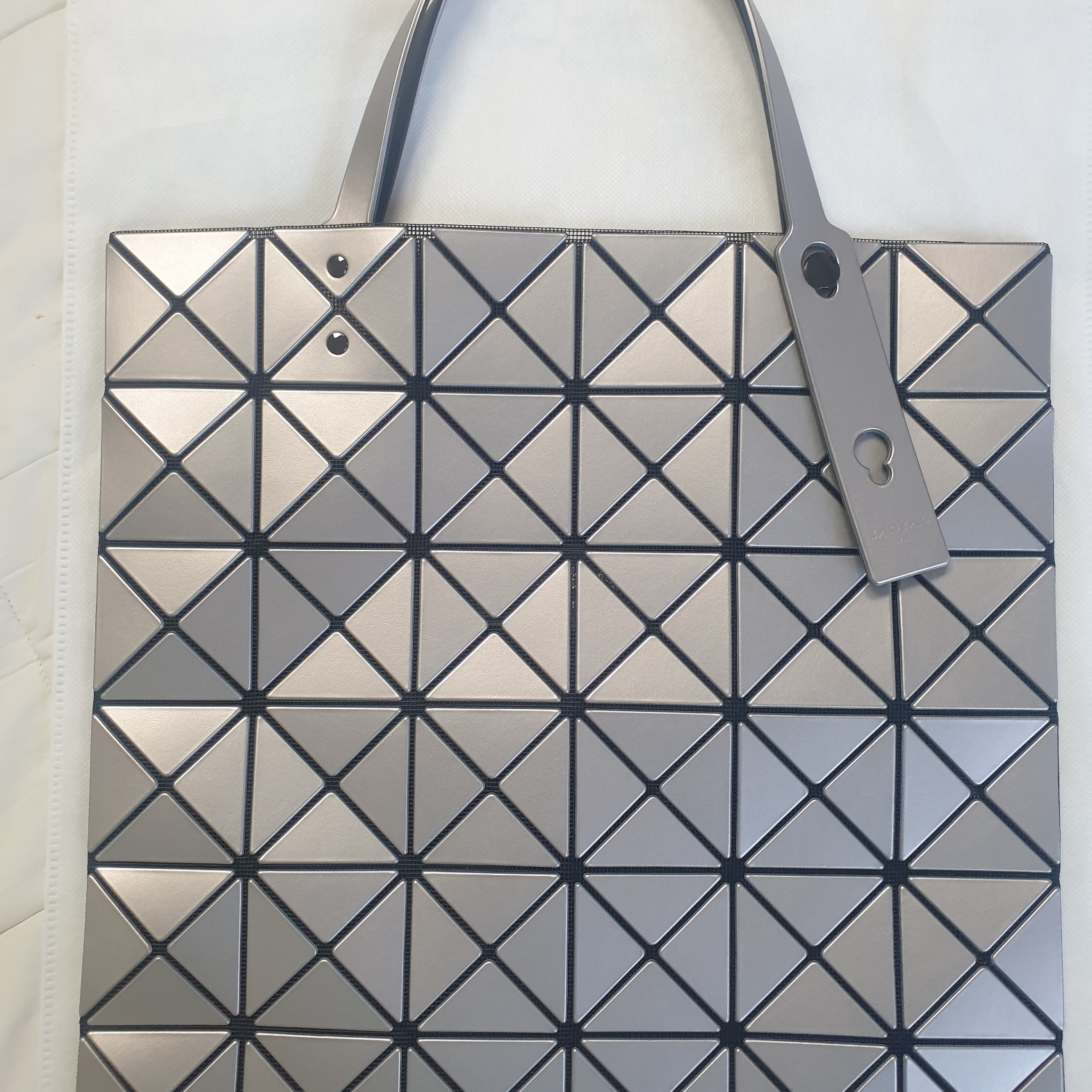 Bao Bao Issey Miyake Lucent Metallic Tote Bag Light Pink 착용 스타일
