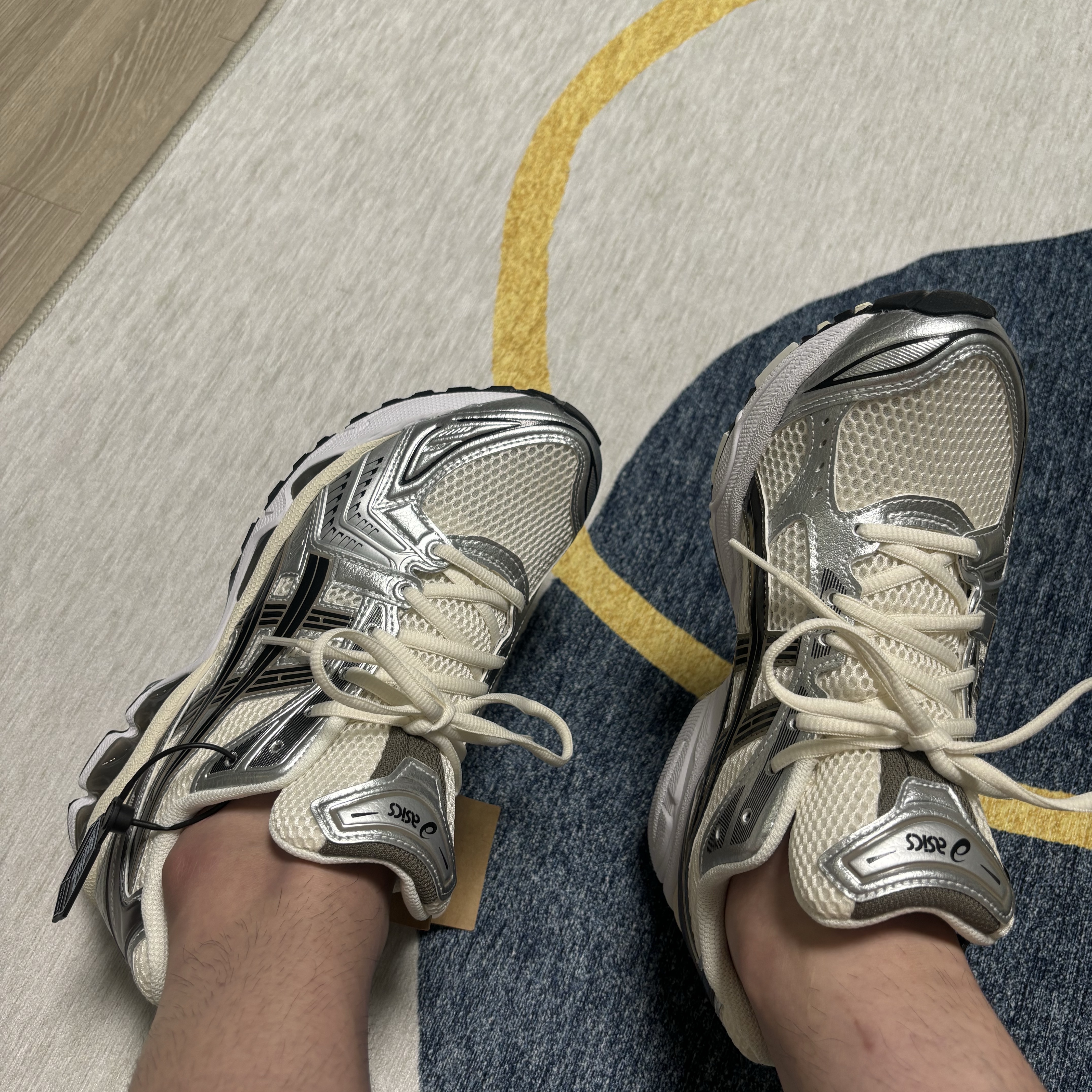 Asics Gel-Kayano 14 Cream Black 착용 스타일 - 2