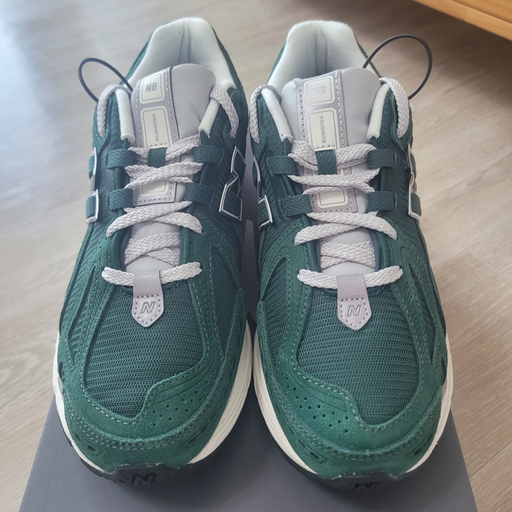 New Balance 1906R Nightwatch Green 착용 스타일 - 2