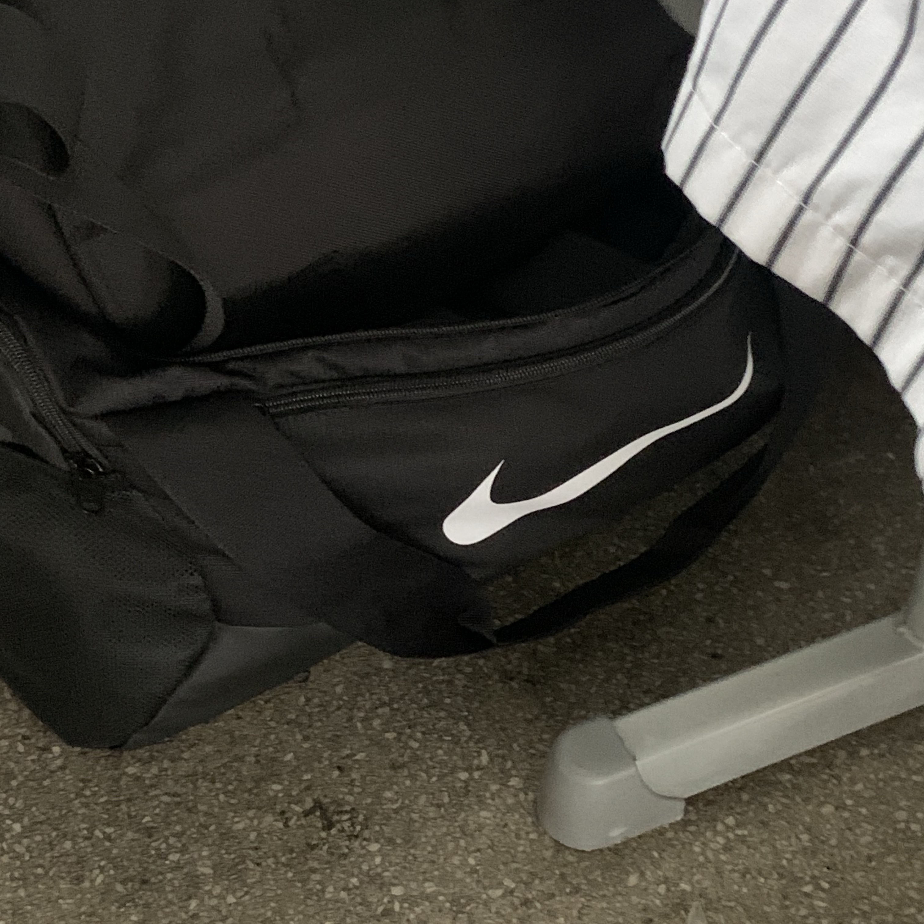 Nike Brasilia 9.5 Training Duffle Bag Small 41L Black 착용 스타일