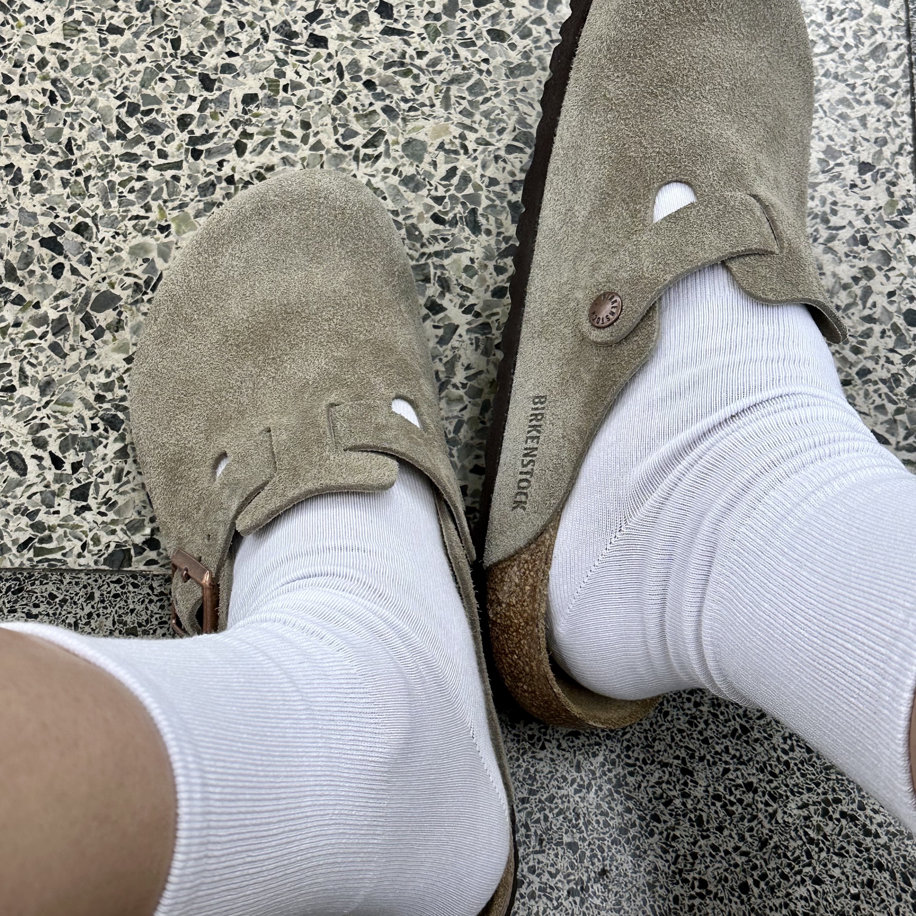 Birkenstock Boston Soft Footbed Taupe - Regular 착용 스타일