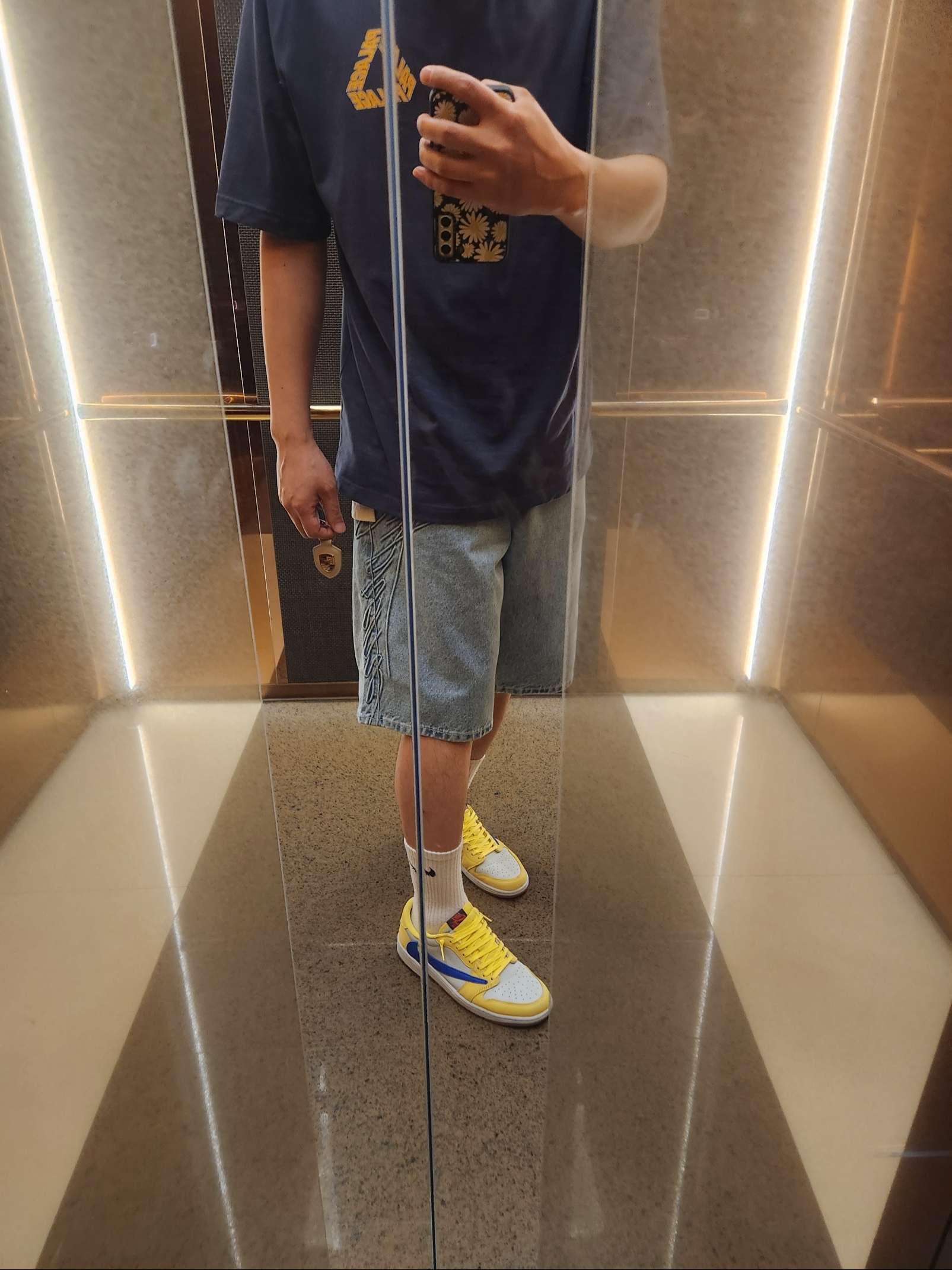 (W) Jordan 1 x Travis Scott Retro Low OG SP Canary, Palace P-3 Outline T-Shirt Navy - 24SS 착용 스타일