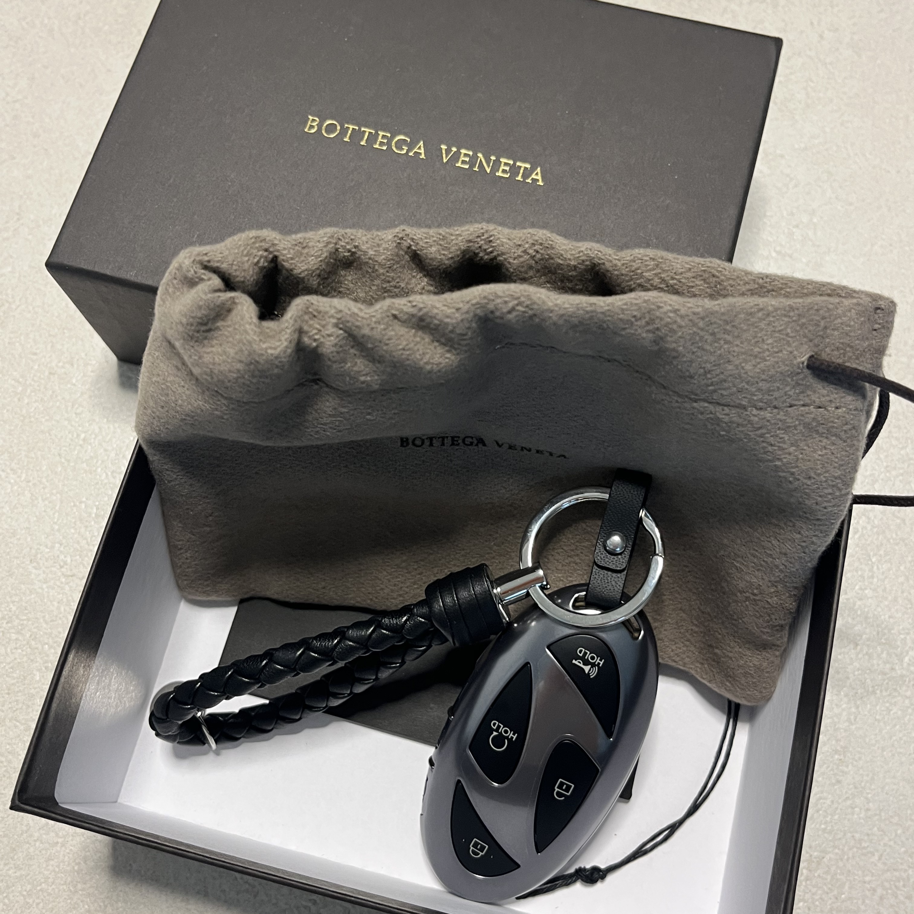 Bottega Veneta Logo Tag Keyring Black 착용 스타일