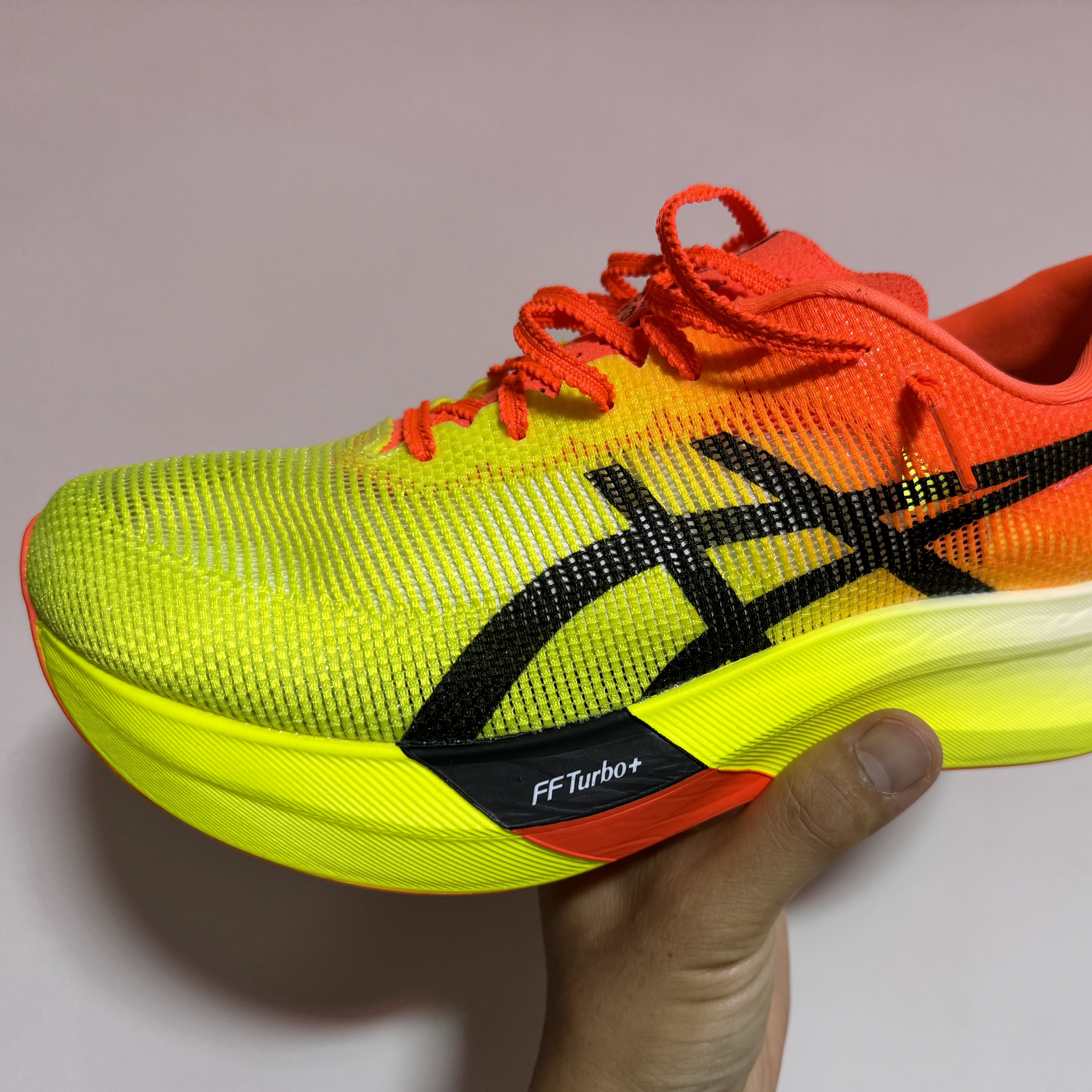 Asics Metaspeed Sky Paris Safety Yellow Black 착용 스타일 - 1