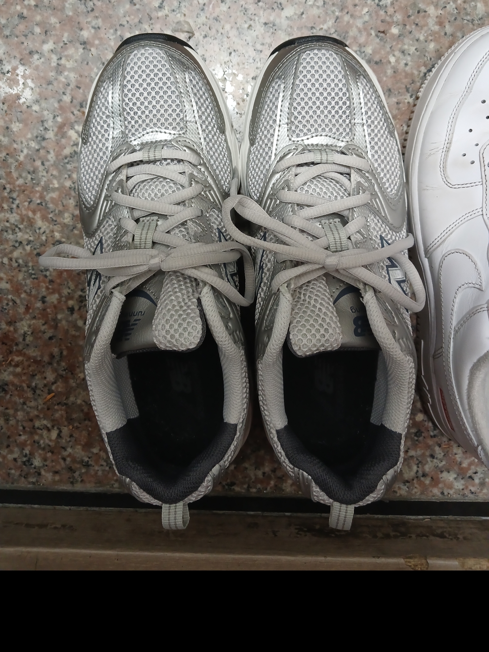New Balance 530 Grey Matter Silver Metallic 착용 스타일 - 1