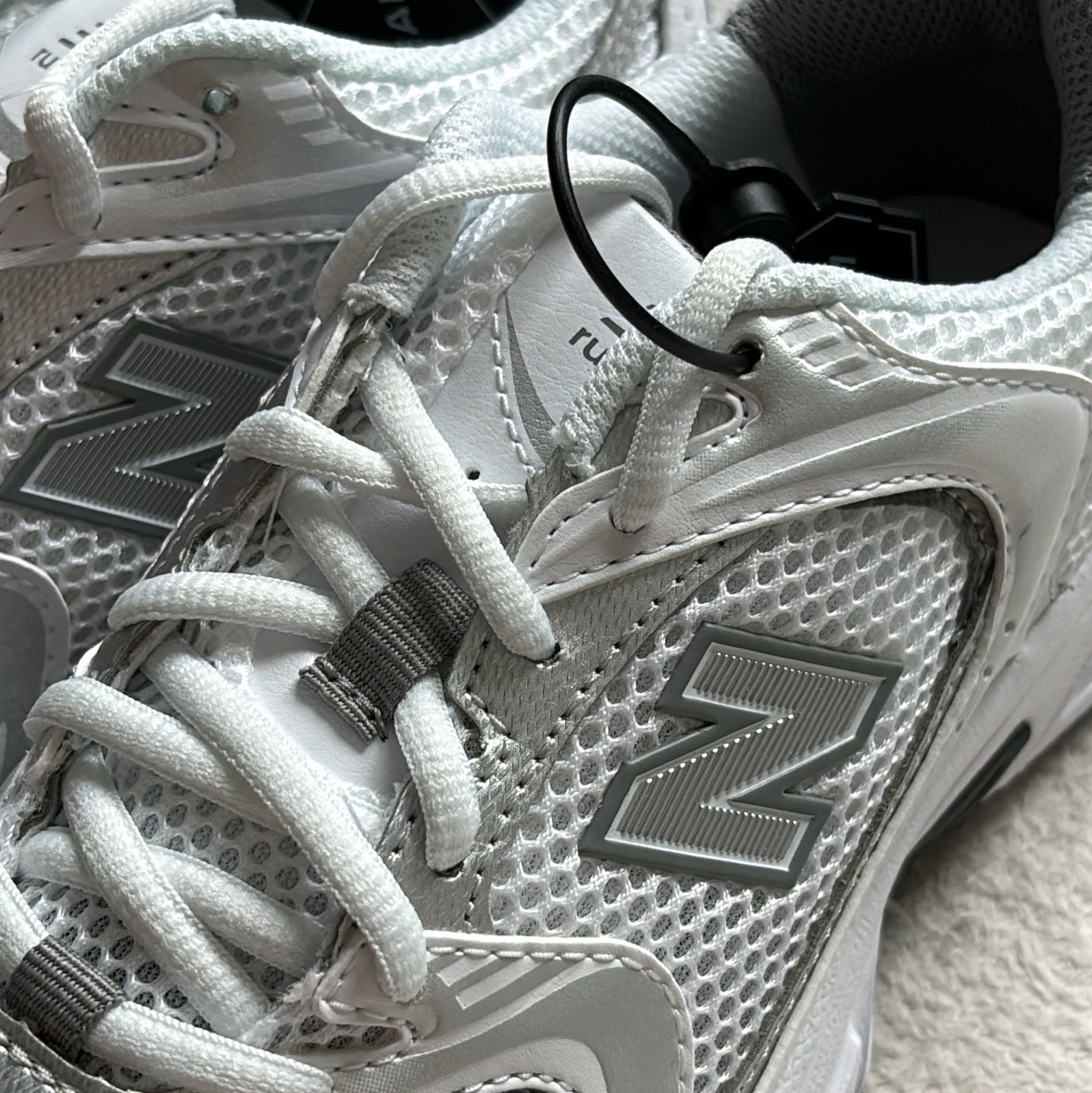 New Balance 530 White Silver 착용 스타일