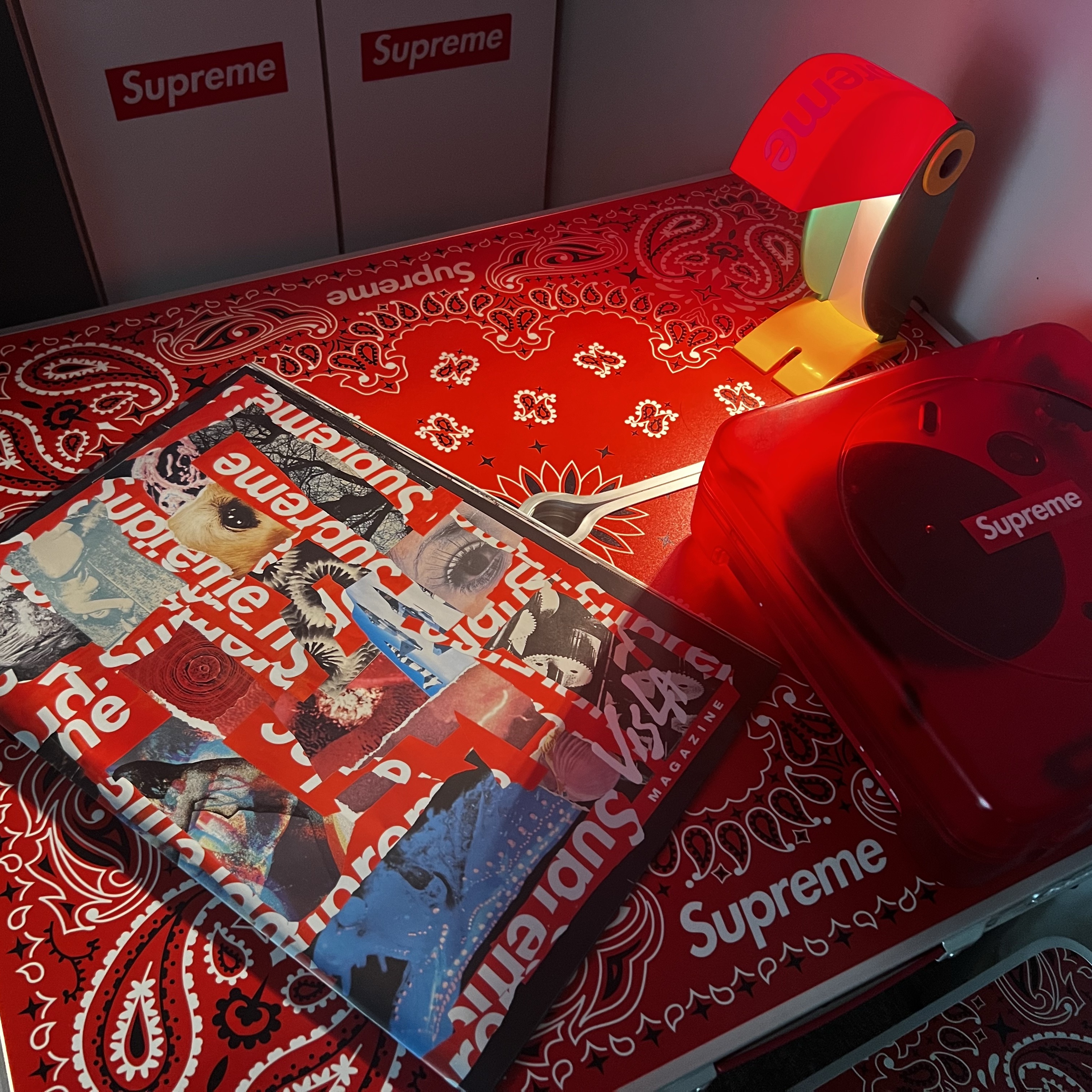 Supreme x Coleman Folding Table Set Red - 24SS, Supreme x Linea Zero Toucan Lamp Multicolor - 24SS 착용 스타일