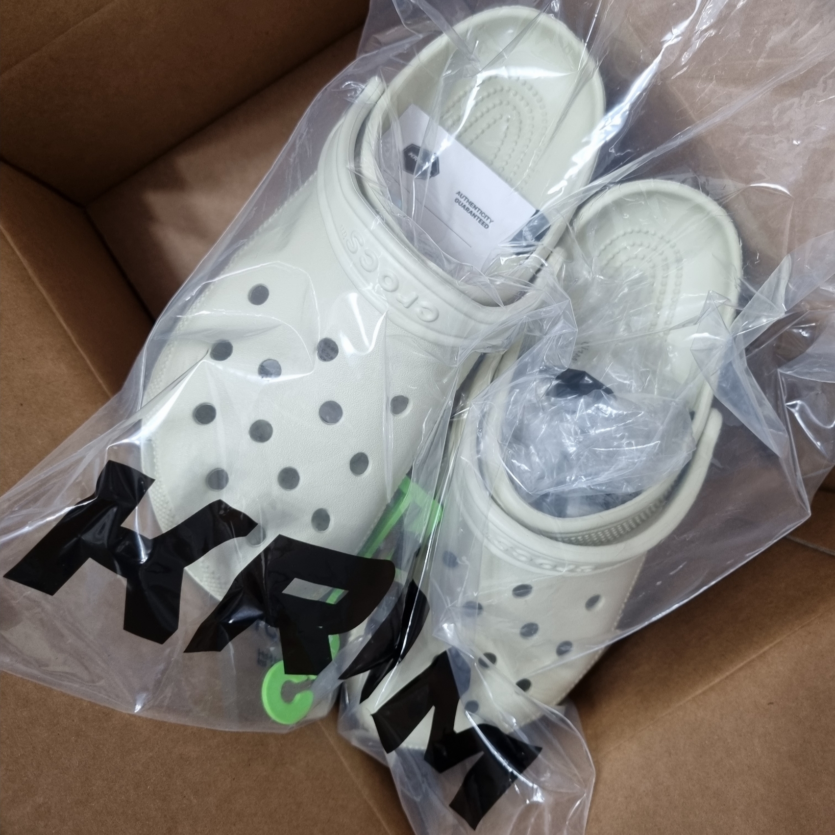Crocs Classic Clog Bone 착용 스타일