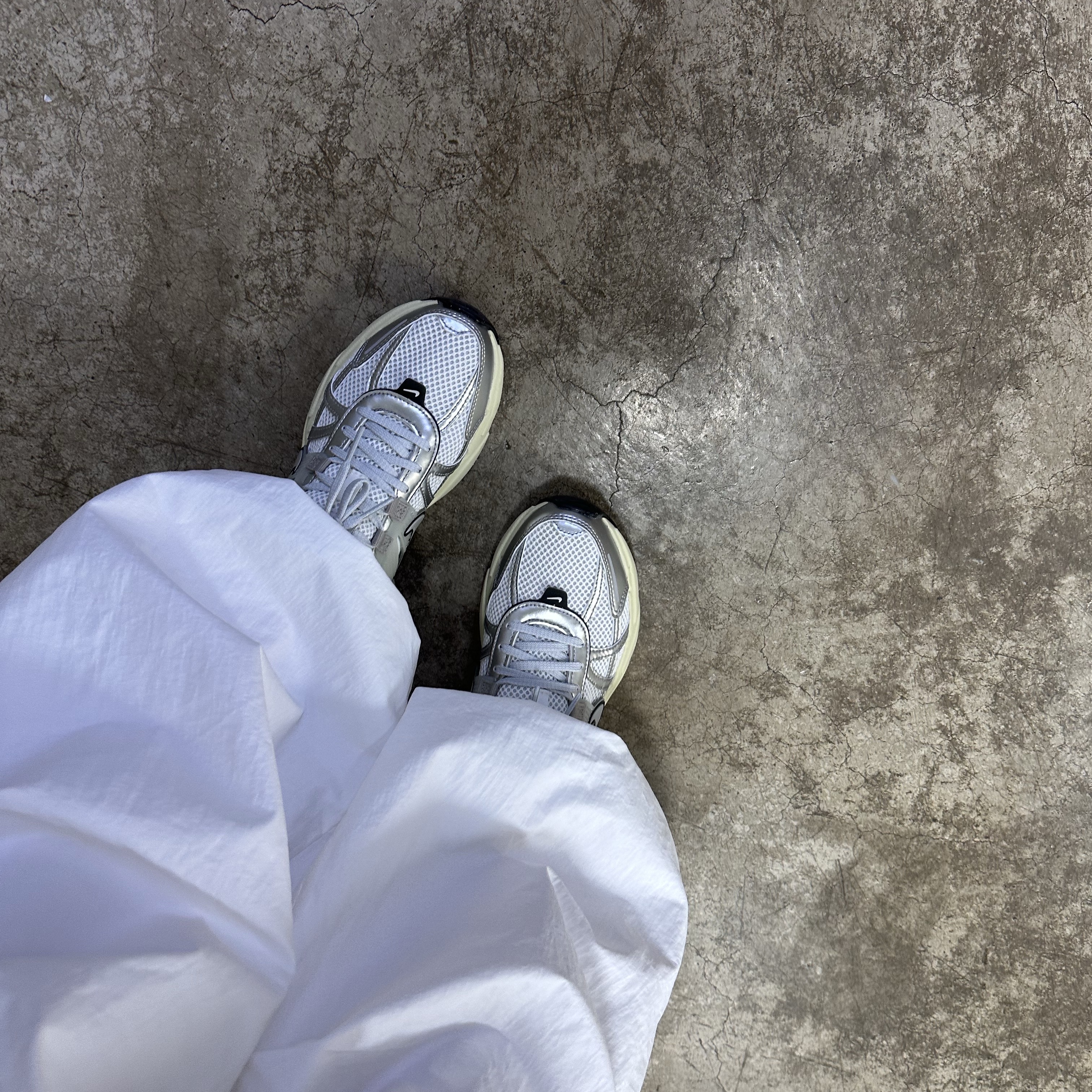 Nike V2K Run Summit White Metallic Silver 착용 스타일 - 2