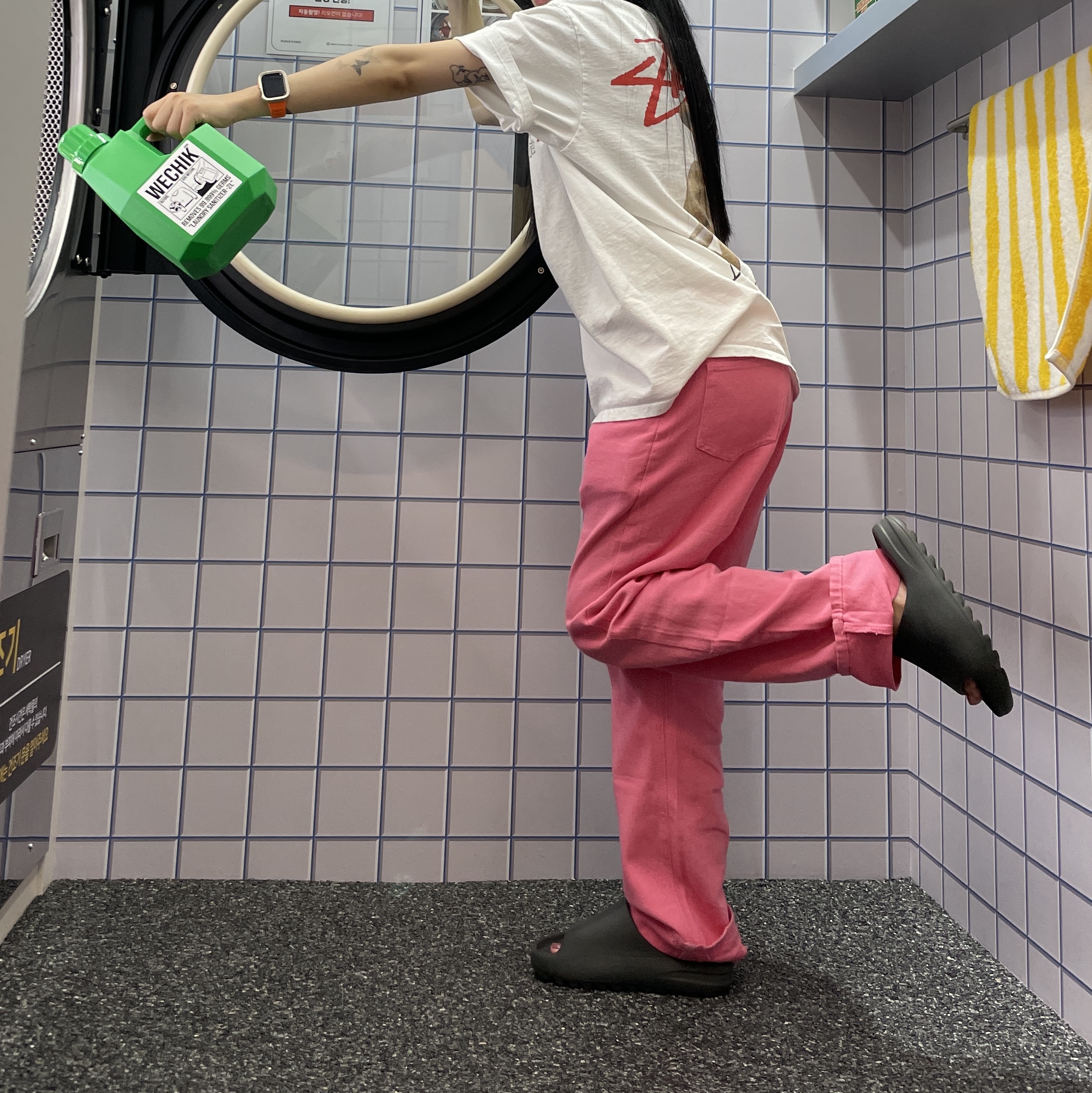 Stussy Built Tough T-Shirt White, Adidas Yeezy Slide Onyx 착용 스타일 - 2