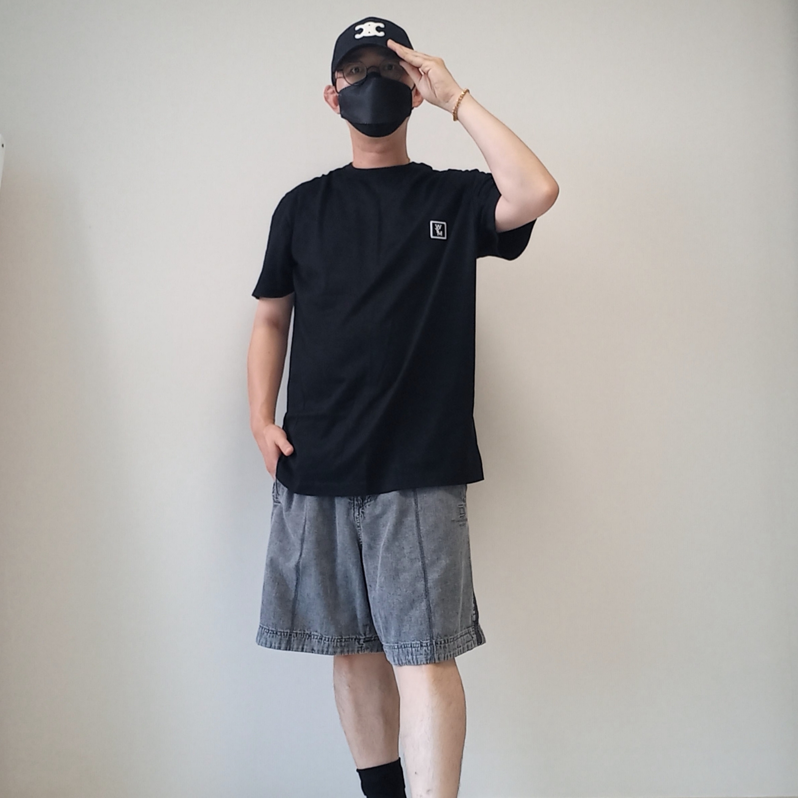 (W) Celine Triomphe Baseball Cap in Cotton Black, Wooyoungmi Cotton Back Logo T-shirt Black - 23SS 착용 스타일 - 5