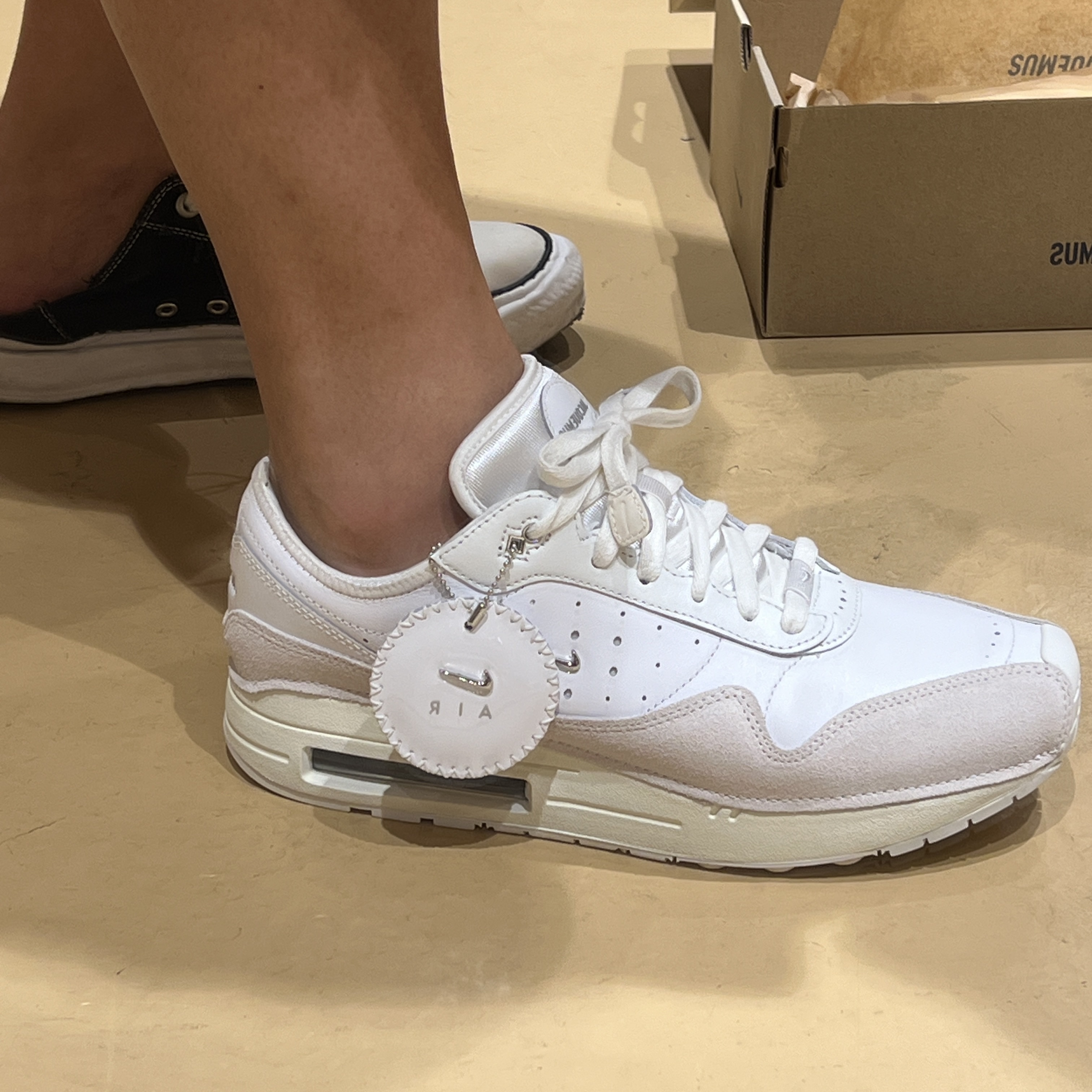 Nike x Jacquemus Air Max 1 '86 Sail and Summit White, Nike x Jacquemus Air Max 1 '86 University Red and Metallic Silver 착용 스타일 - 4
