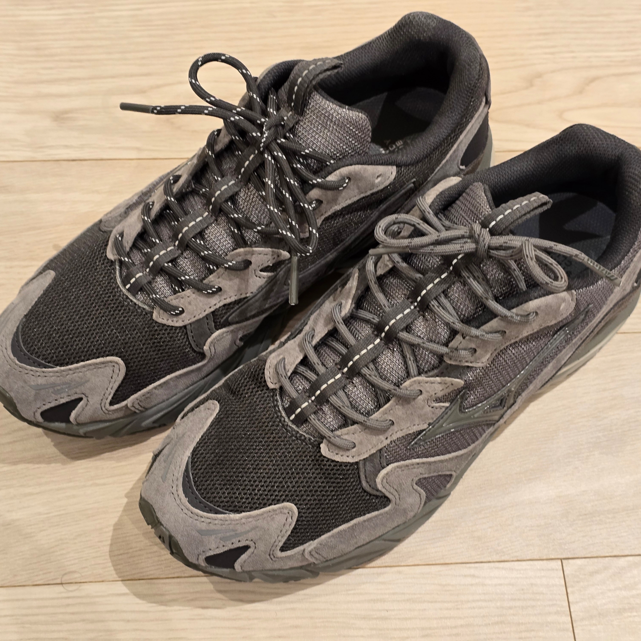 Mizuno x Slow Steady Club Wave Rider 10 Black Oyster Quiet Shade 착용 스타일 - 1
