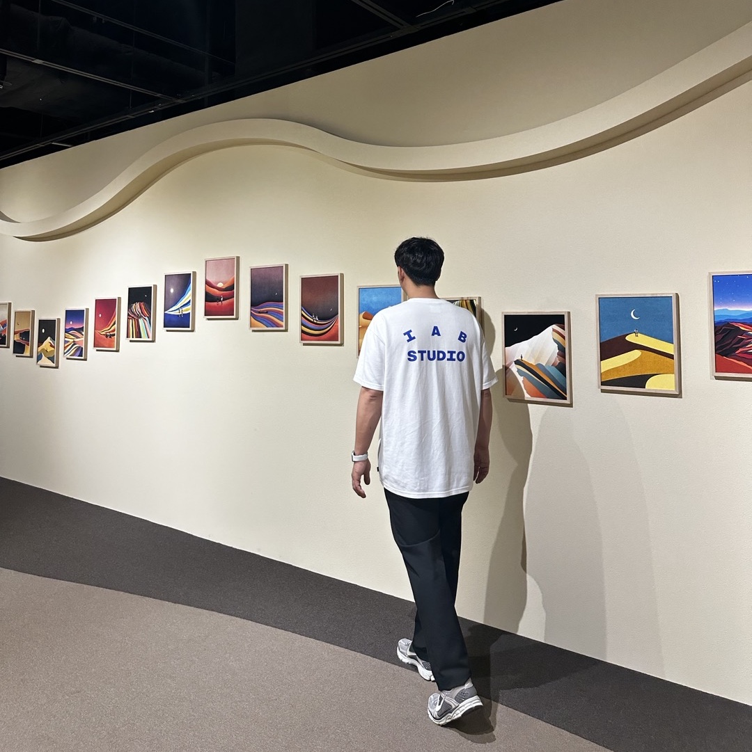 IAB Studio 10th Anniversary T-Shirts Pack White & Black (2 Pack), (W) Nike Zoom Vomero 5 Cobblestone and Flat Pewter 착용 스타일