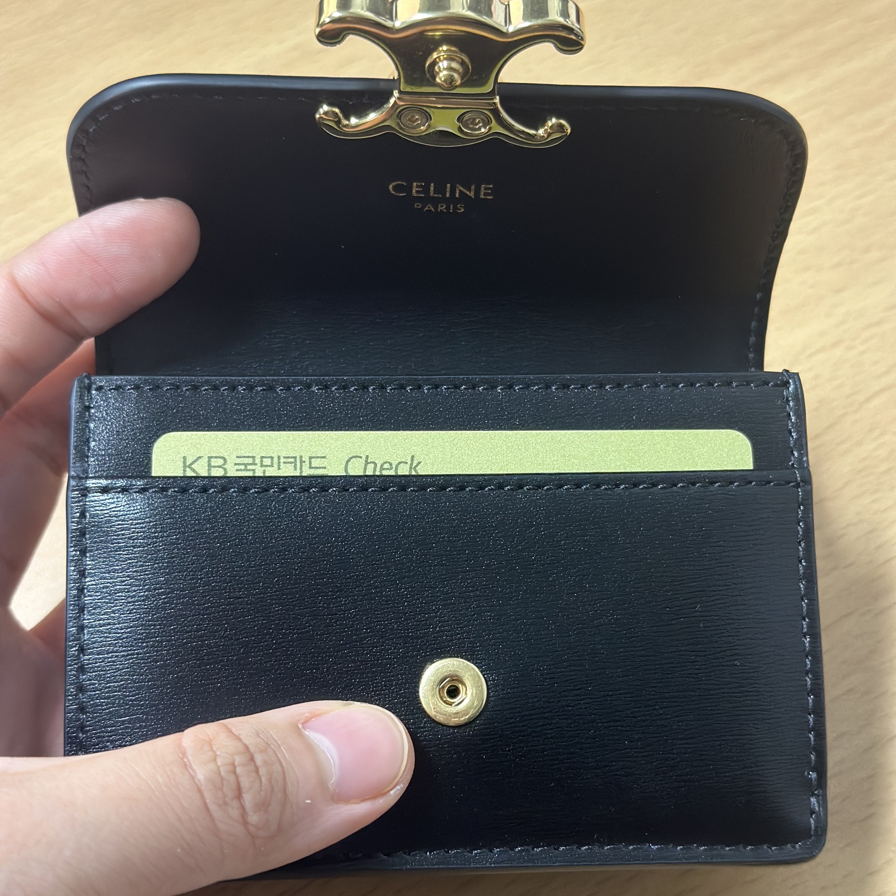 Celine Card Holder with Flap in Shiny Calfskin Black 착용 스타일 - 2