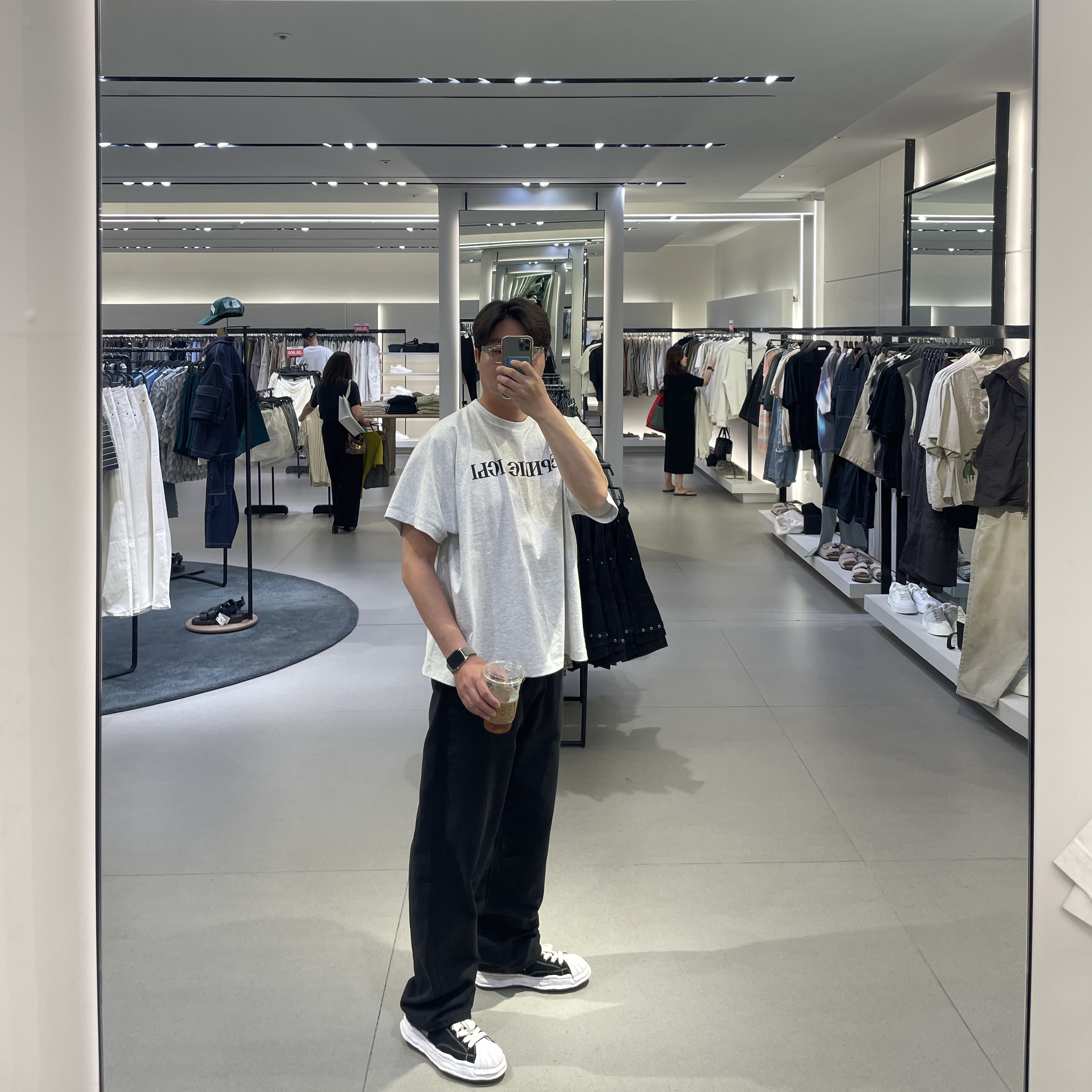 Maison Mihara Yasuhiro Blakey OG Sole Canvas Low-top Sneakers Black White, Yeezy x Gosha Rubchinskiy YZY Black Dogs T-Shirt Heather Grey 착용 스타일