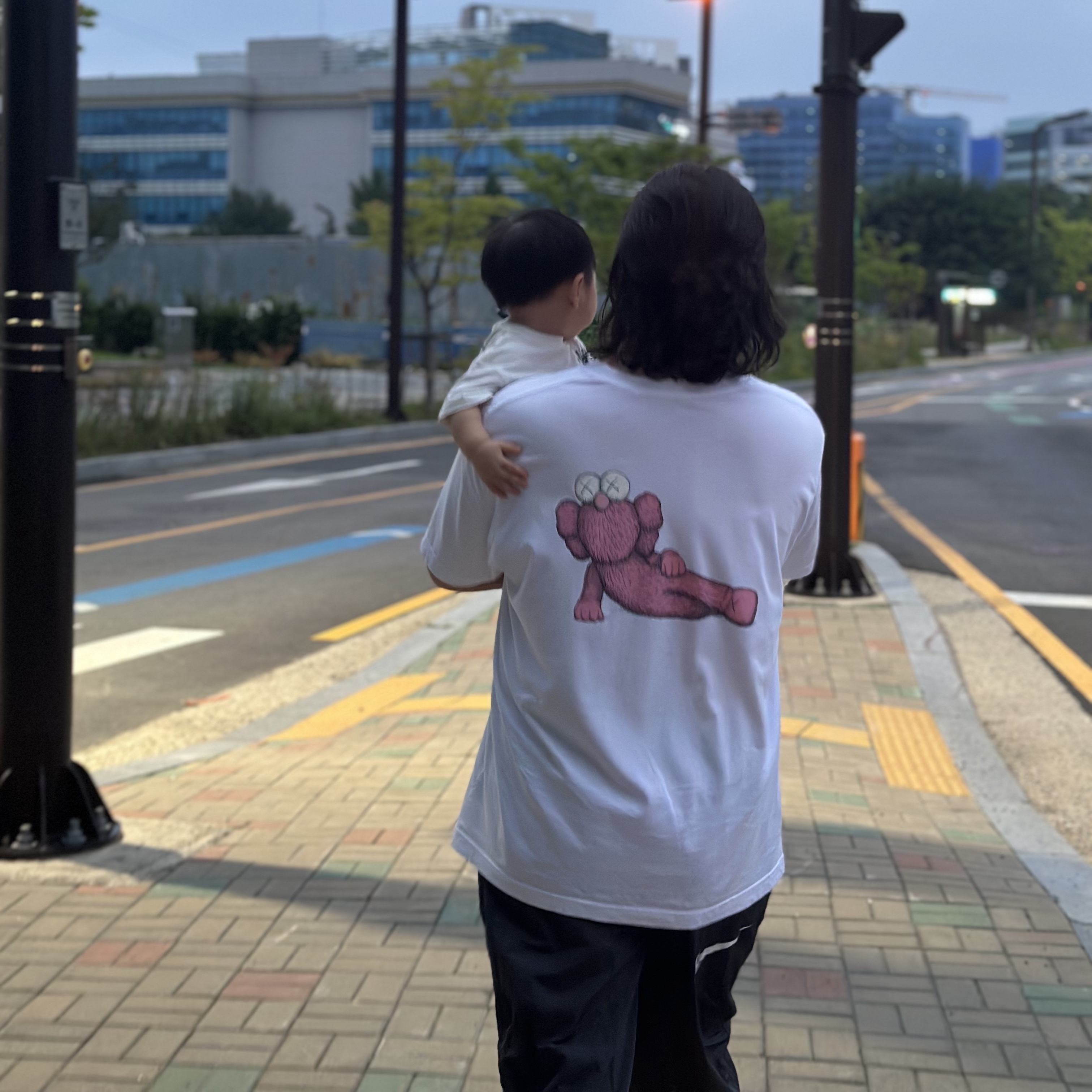 Nike x Stussy Beach Pants Off Noir, Uniqlo UT x Kaws Short Sleeve Graphic T-Shirt White 착용 스타일 - 3