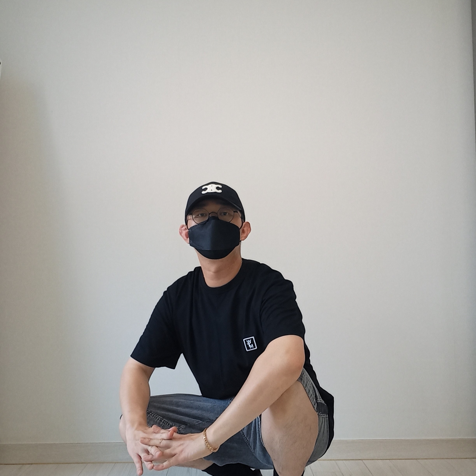 (W) Celine Triomphe Baseball Cap in Cotton Black, Wooyoungmi Cotton Back Logo T-shirt Black - 23SS 착용 스타일 - 2