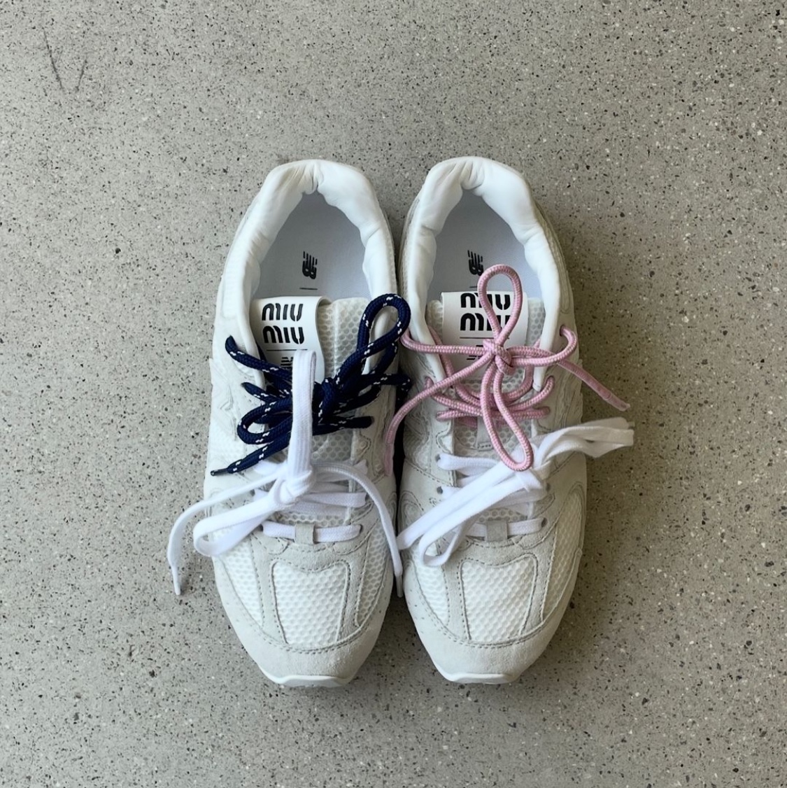 Adidas Bermuda Glow Pink, (W) New Balance x Miu Miu 530 Suede Mesh Sneakers Ecru 착용 스타일 - 3