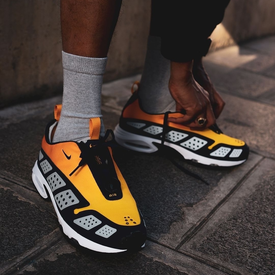 (W) Nike Air Max SNDR Canyon Gold and Deep Ocean 착용 스타일