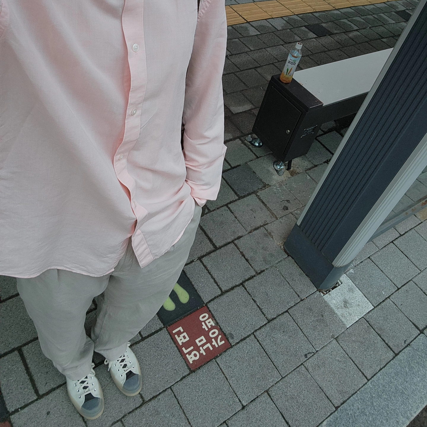 Converse x A-Cold-Wall Chuck 70 Hi Silver Birch 착용 스타일 - 1