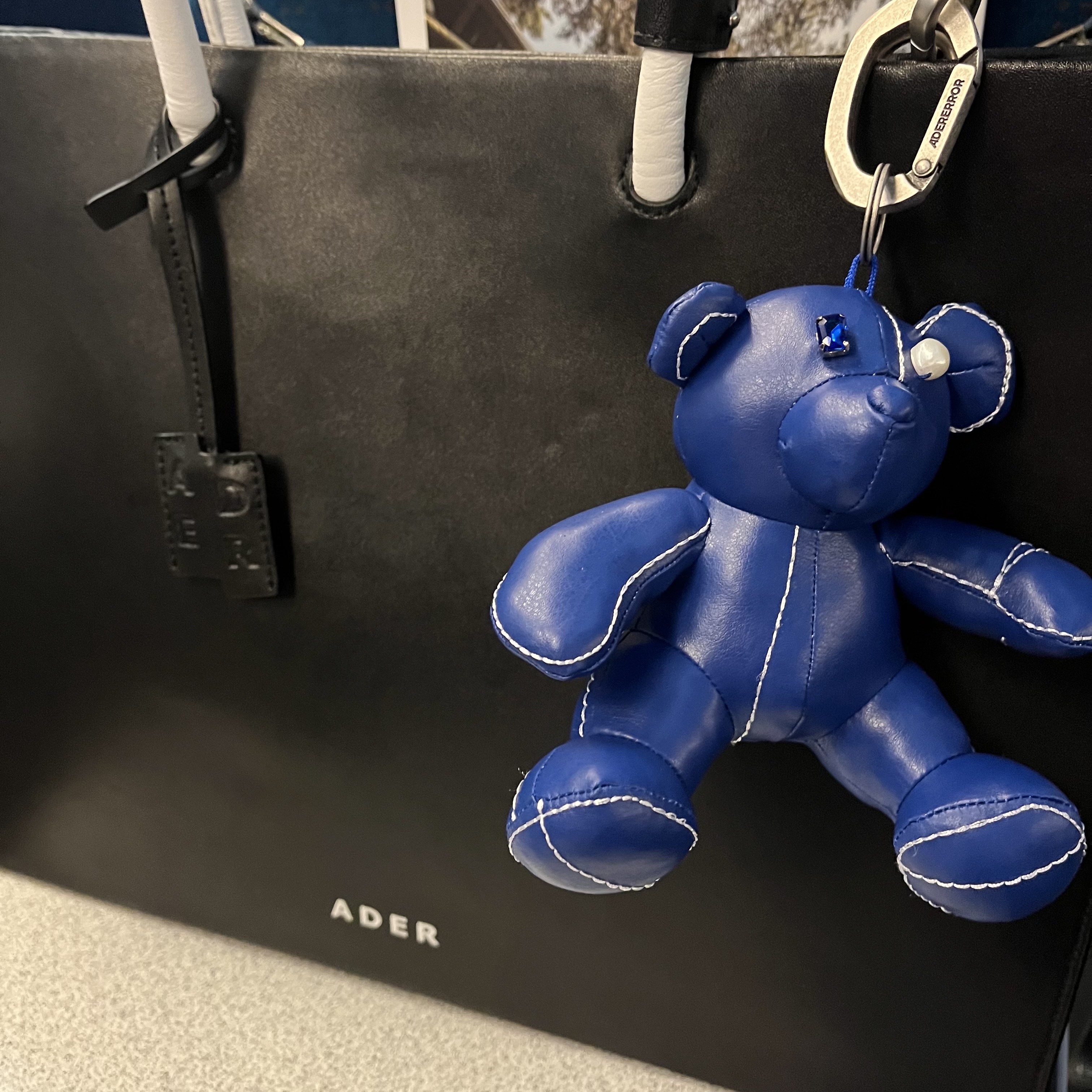 Ader Error Wide Shopper Bag Noir, Ader Error Addy Bear Keyring Z-Blue 착용 스타일