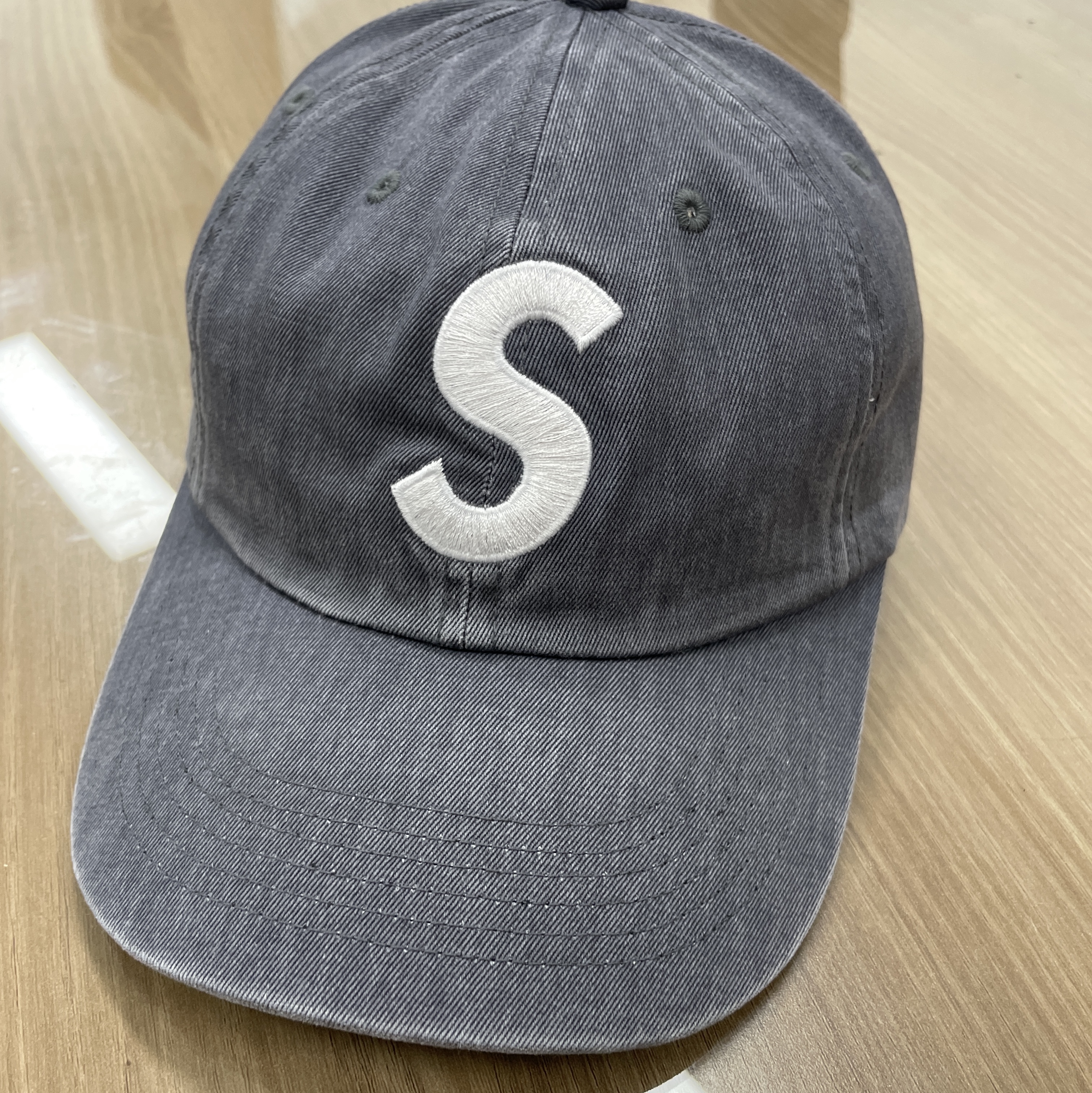 Supreme Pigment Print S Logo 6-Panel Grey - 22FW 착용 스타일